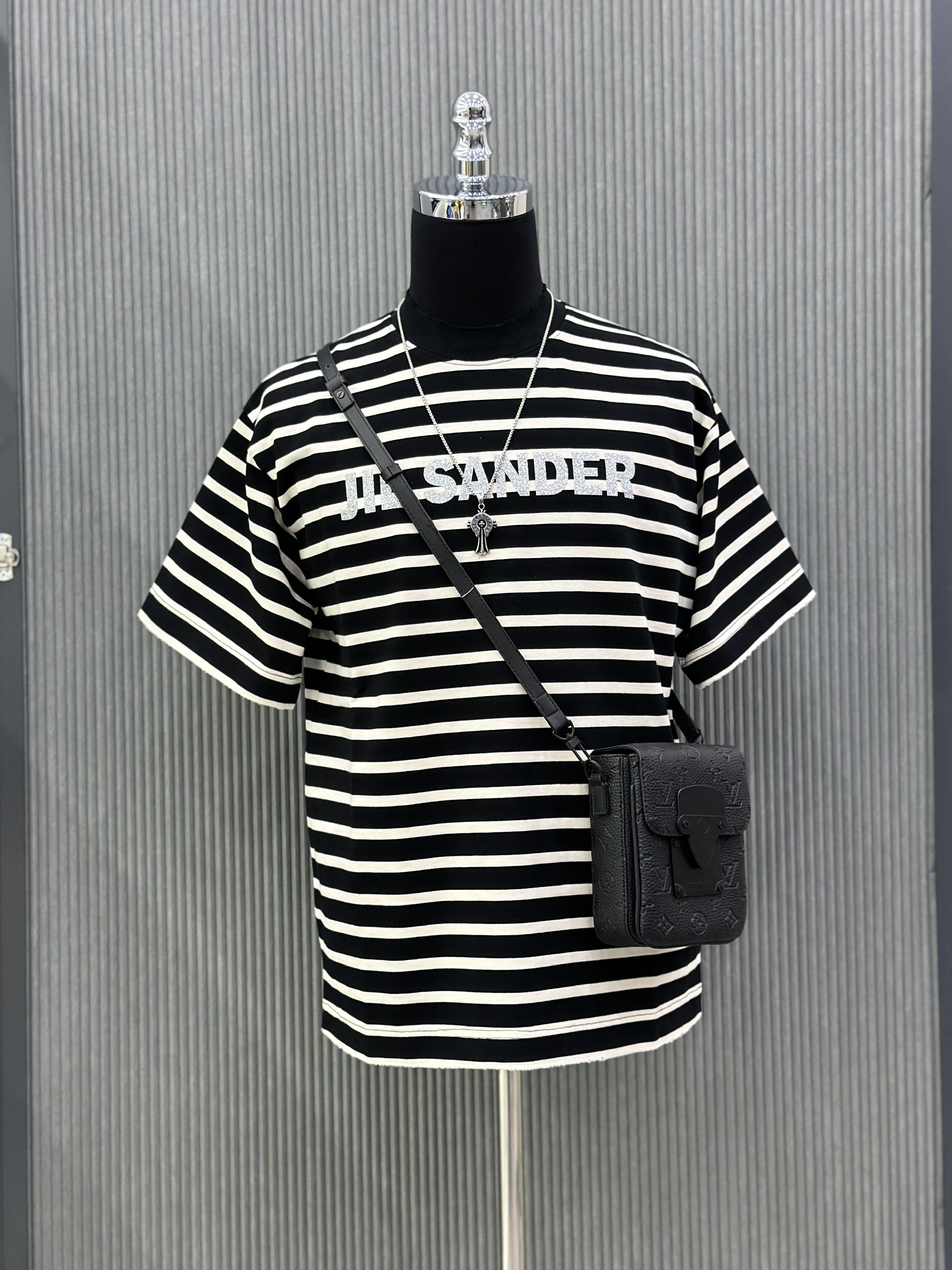 Áo phông T-shirt JIL SANDER kẻ sọc Đen Trắng logo chữ nhũ Xám ngực Like Auth on web VTN