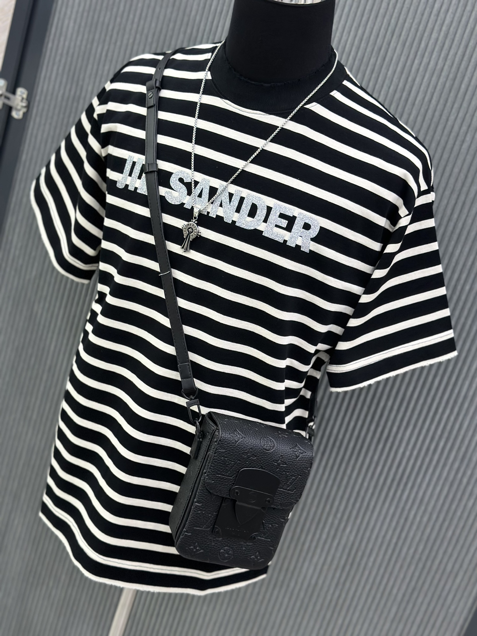 Áo phông T-shirt JIL SANDER kẻ sọc Đen Trắng logo chữ nhũ Xám ngực Like Auth on web VTN
