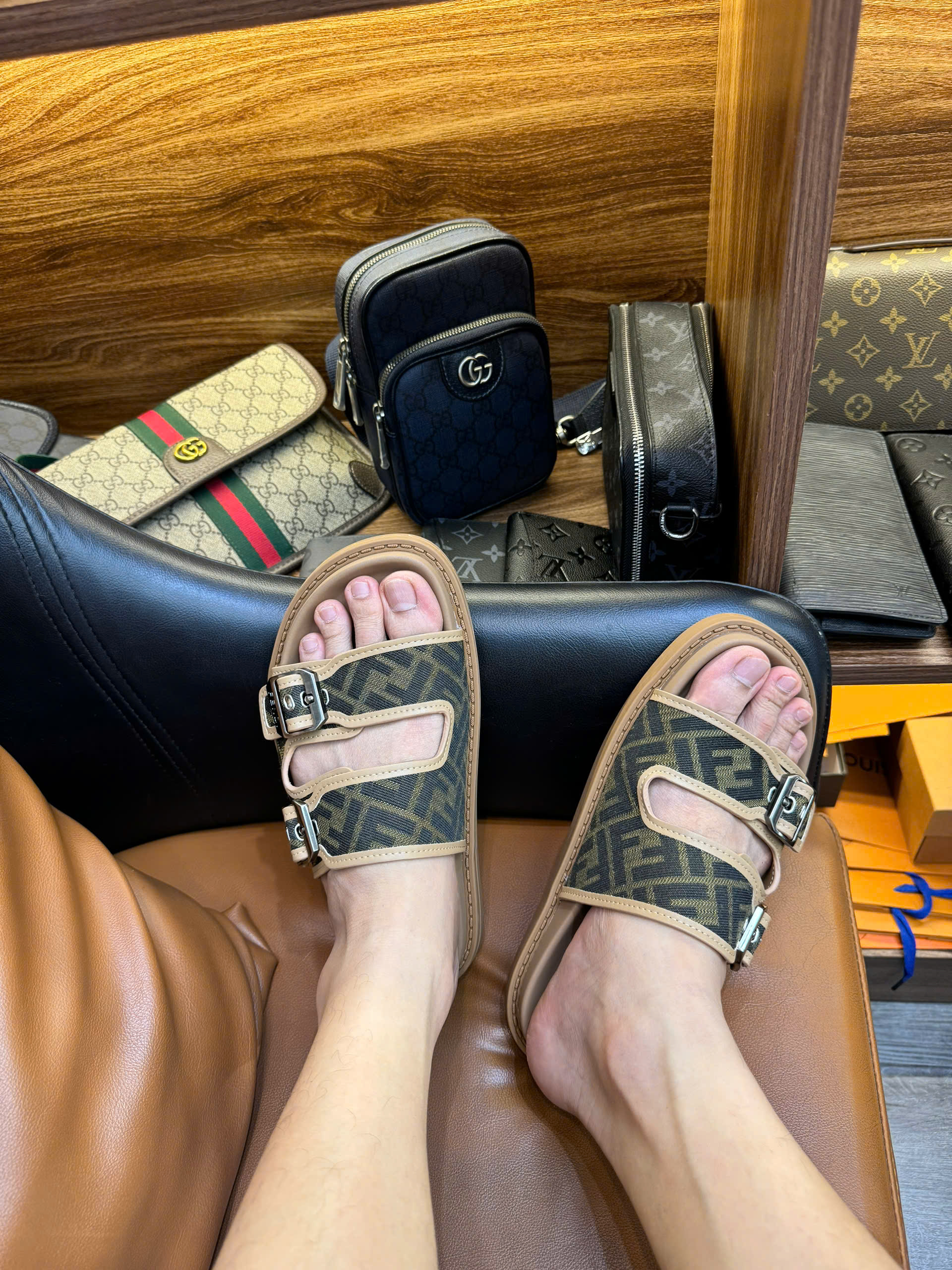 Dép lê quai ngang cài Fendi FF Nâu họa tiết logo Like Auth on web fullbox bill thẻ HG