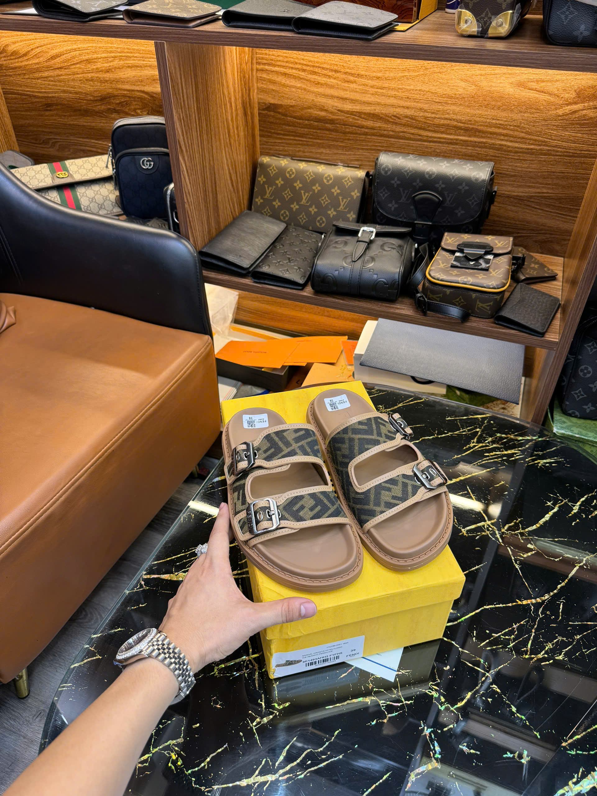 Dép lê quai ngang cài Fendi FF Nâu họa tiết logo Like Auth on web fullbox bill thẻ HG