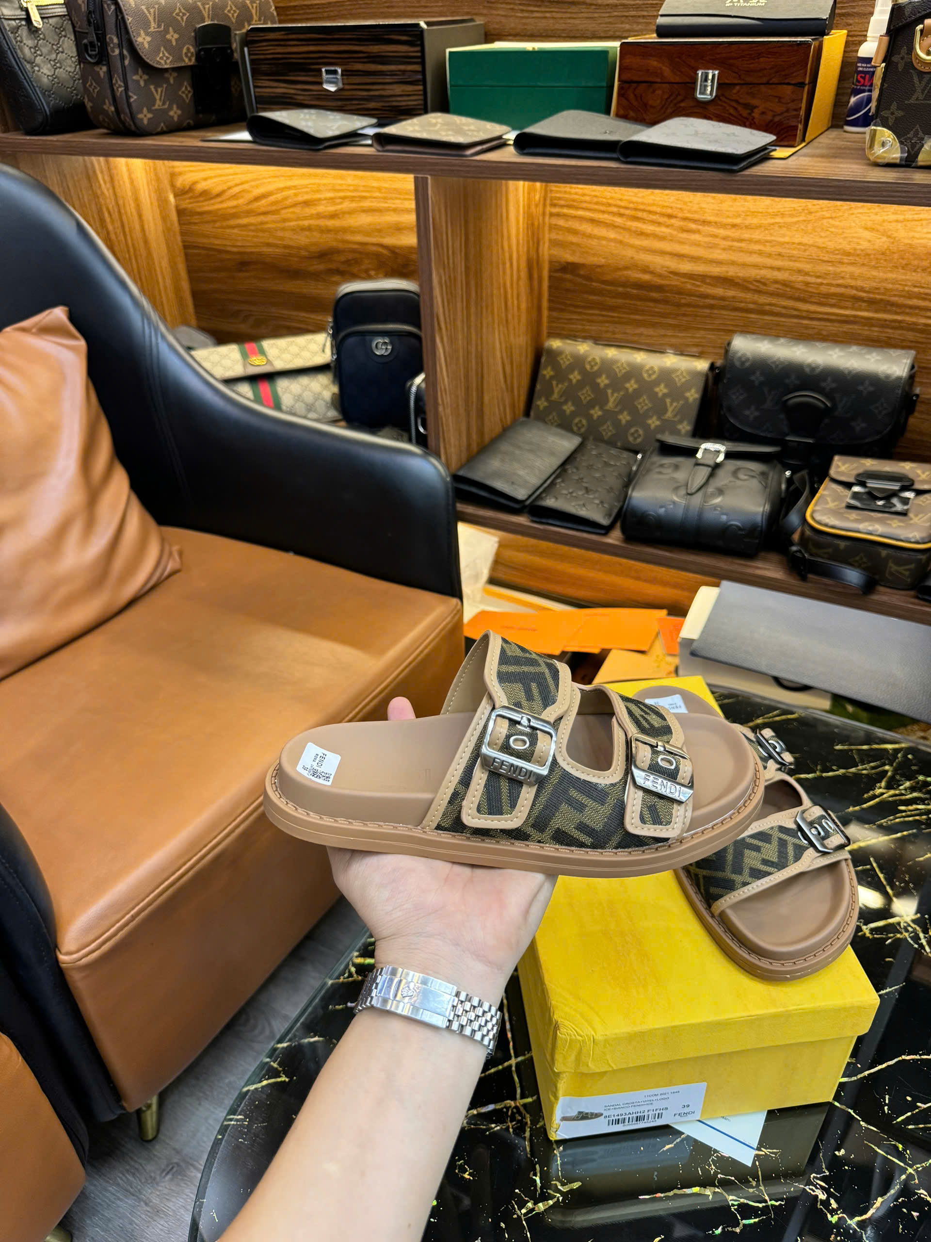 Dép lê quai ngang cài Fendi FF Nâu họa tiết logo Like Auth on web fullbox bill thẻ HG
