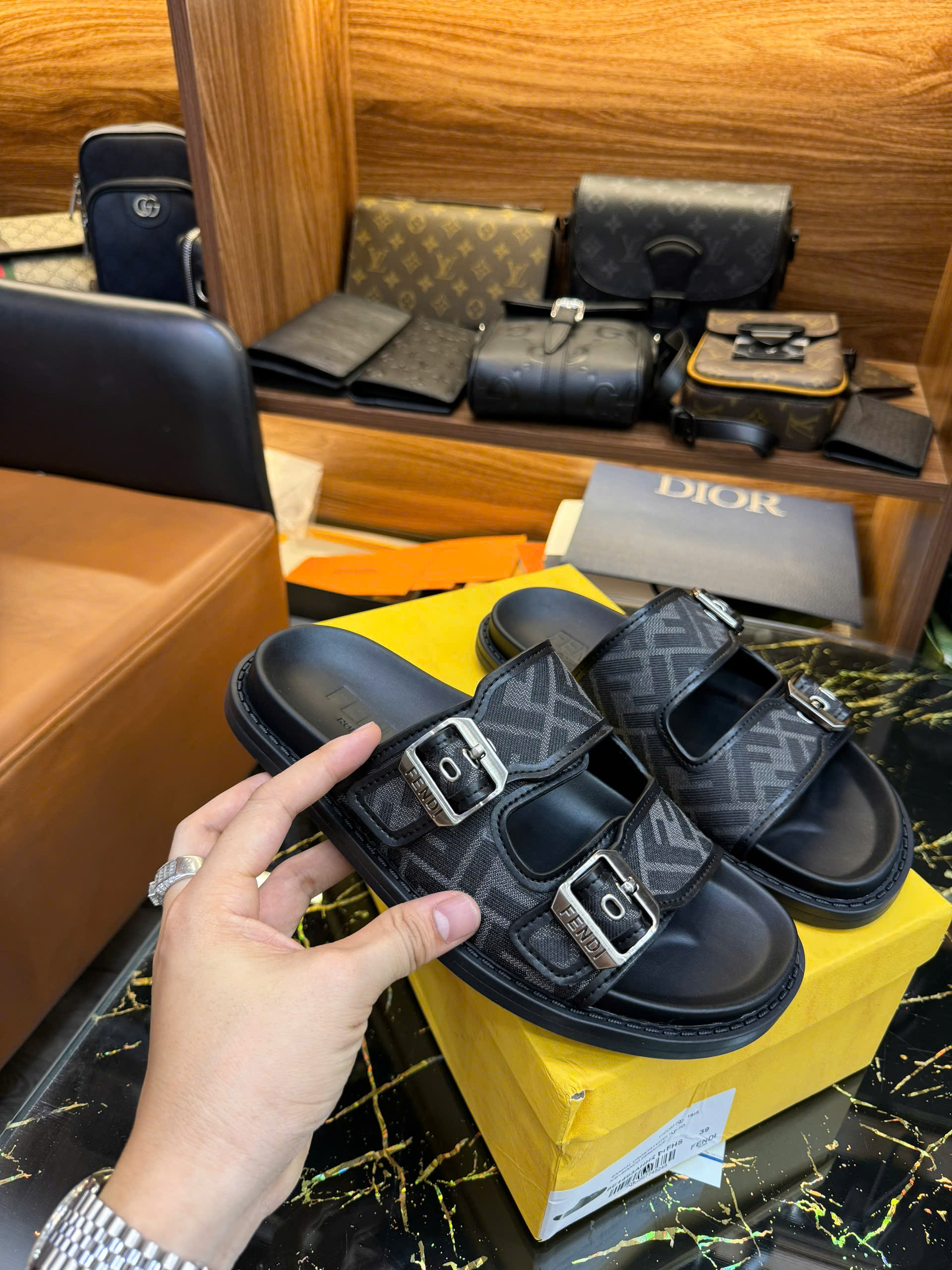 Dép lê quai ngang cài Fendi FF Đen họa tiết logo Like Auth on web fullbox bill thẻ HG