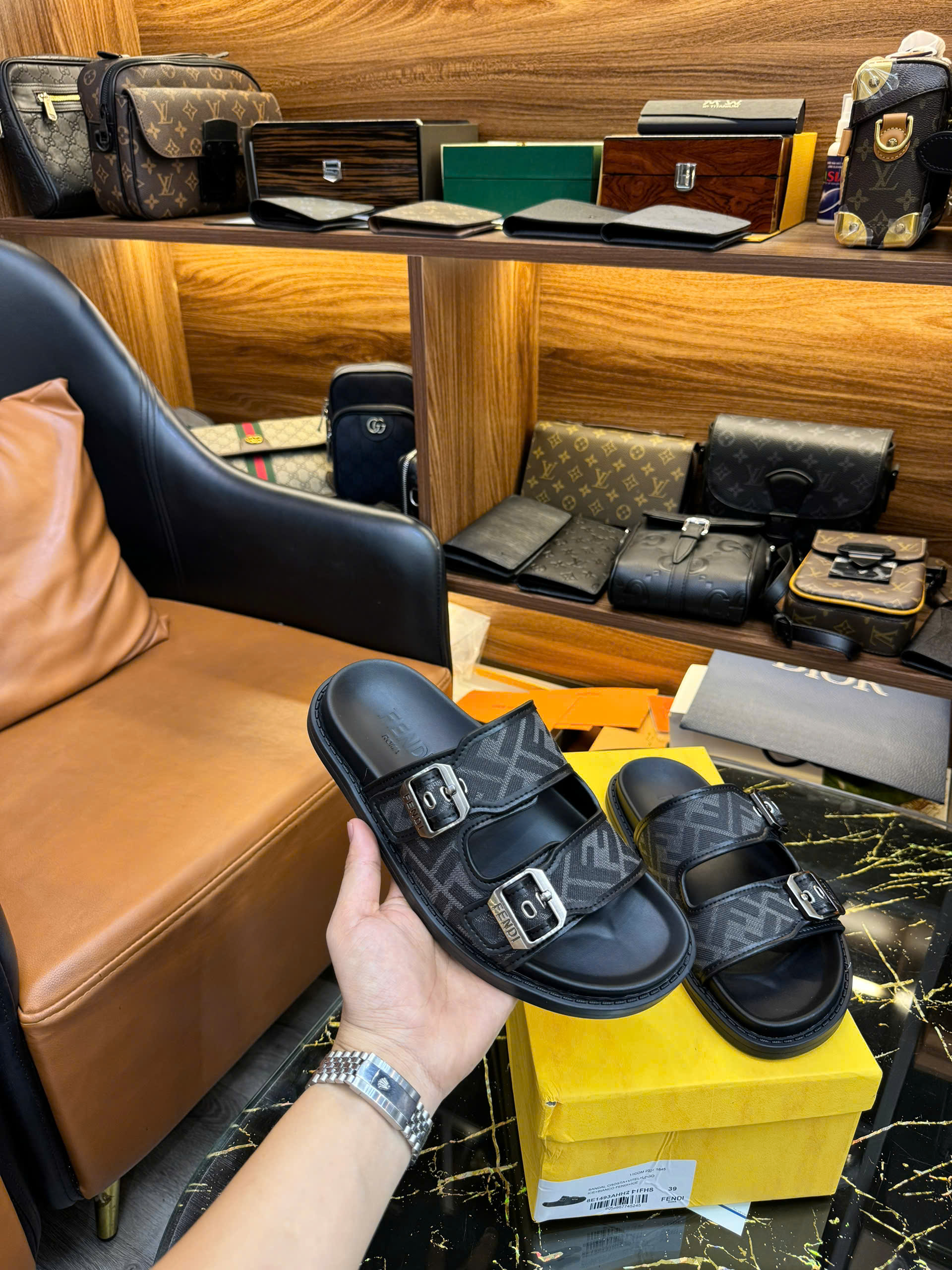 Dép lê quai ngang cài Fendi FF Đen họa tiết logo Like Auth on web fullbox bill thẻ HG