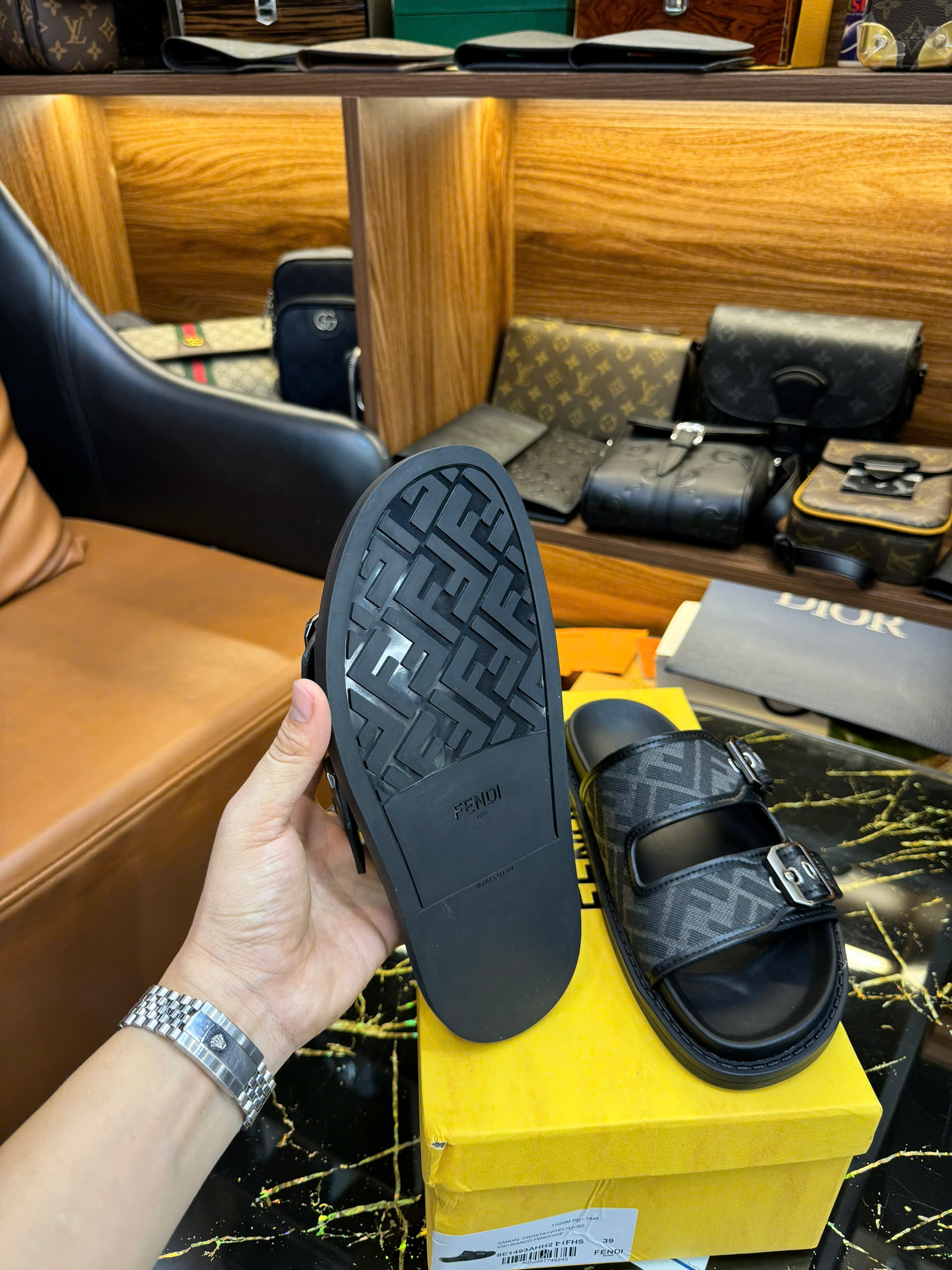 Dép lê quai ngang cài Fendi FF Đen họa tiết logo Like Auth on web fullbox bill thẻ HG