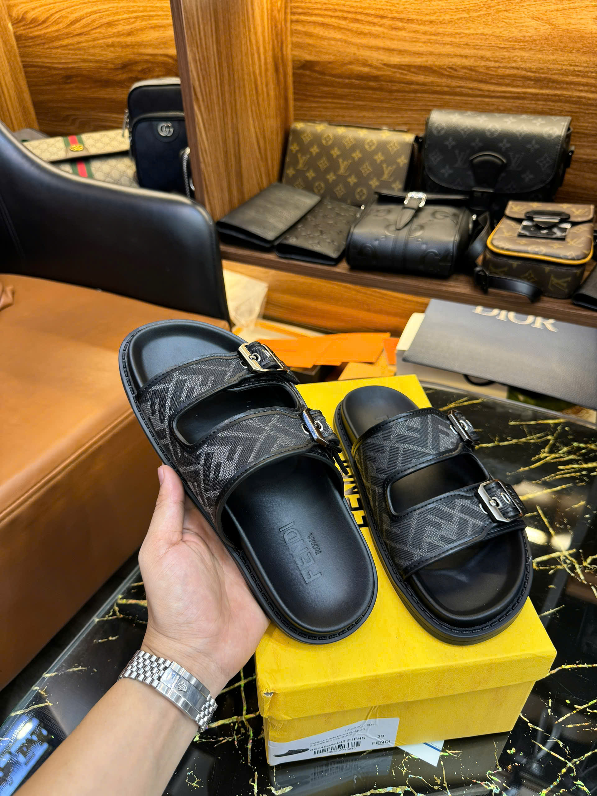 Dép lê quai ngang cài Fendi FF Đen họa tiết logo Like Auth on web fullbox bill thẻ HG
