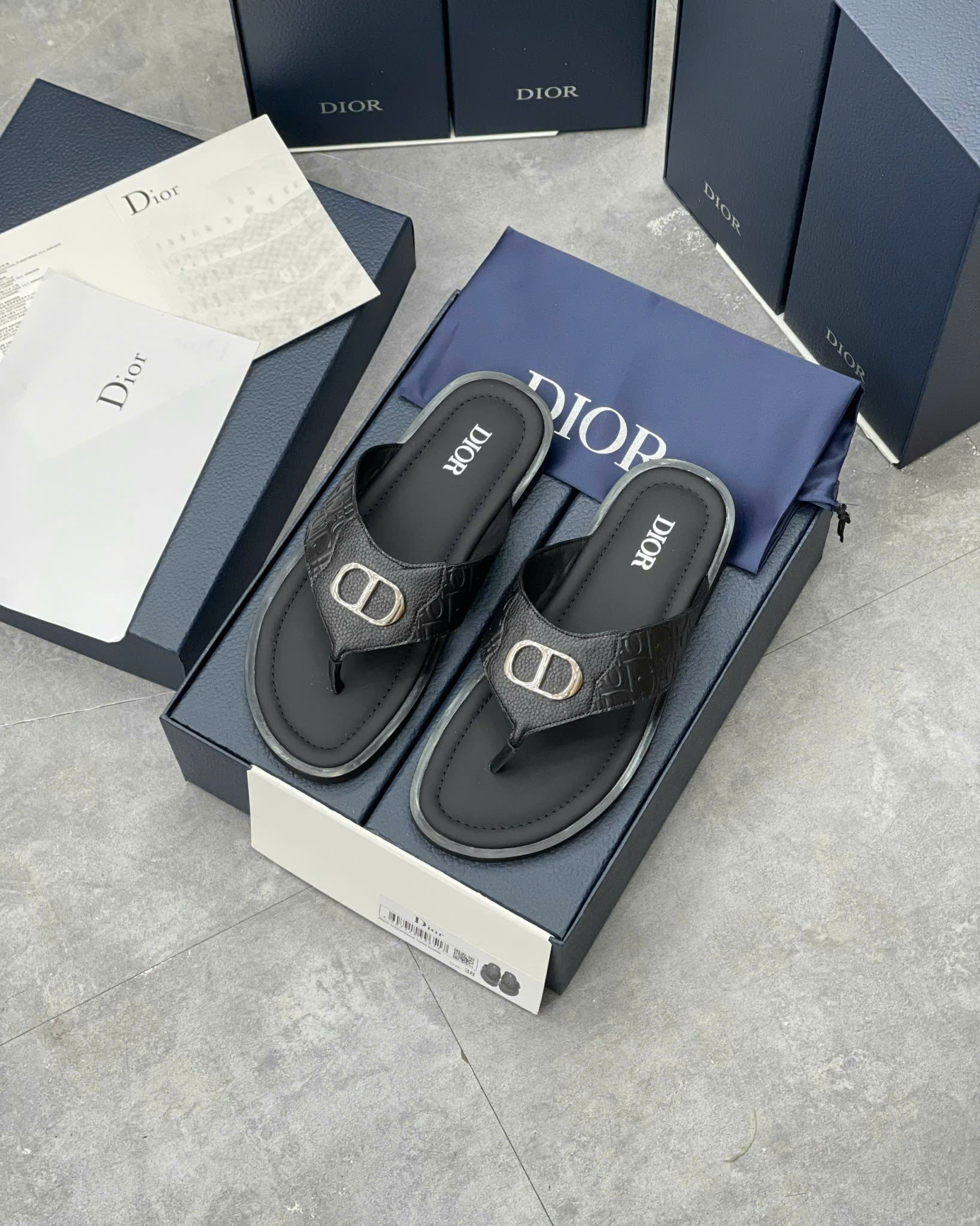 Dép tông, xỏ ngón Dior CD Đen họa tiết dập nổi logo Bạc Like Auth on web fullbox bill thẻ HG