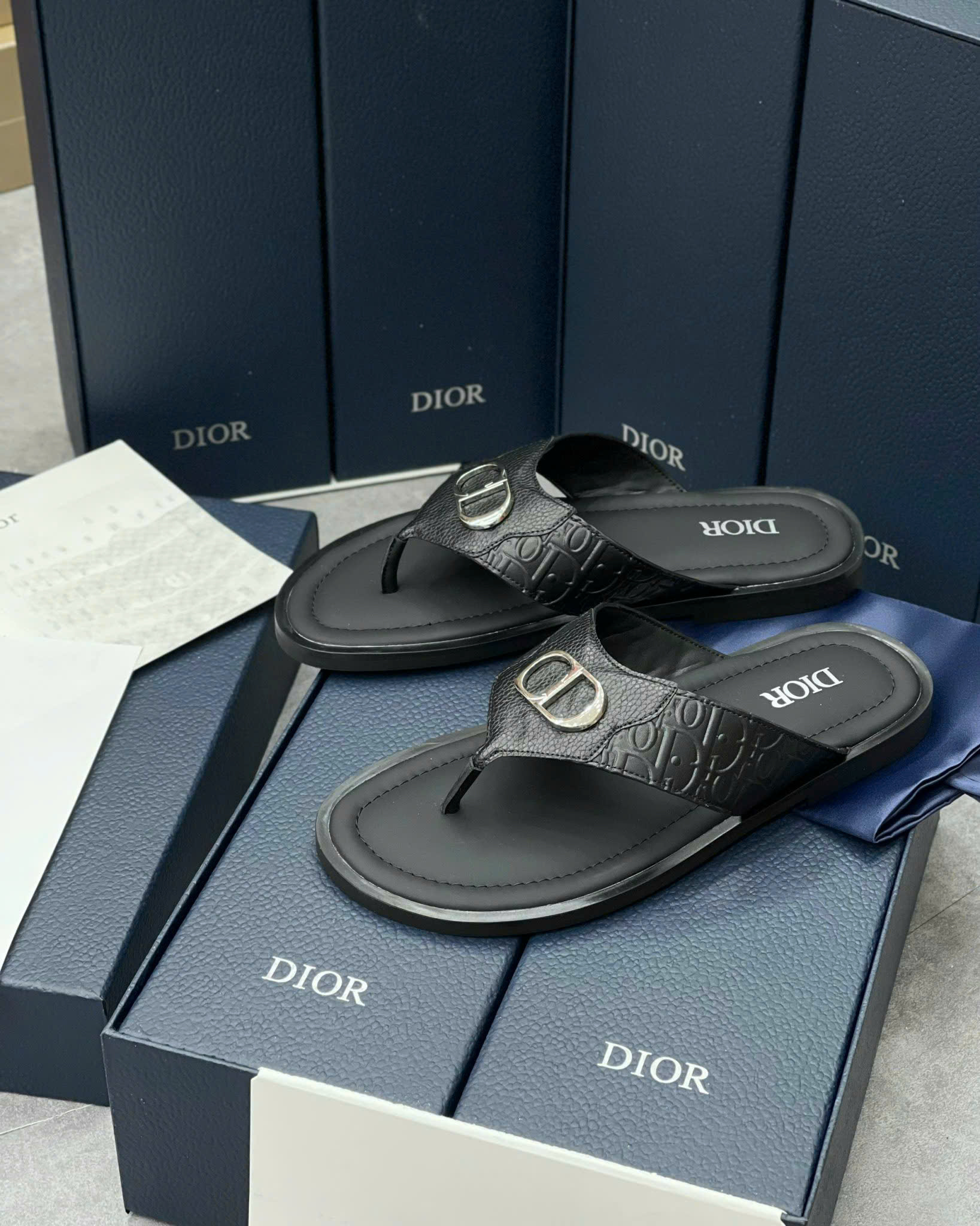 Dép tông, xỏ ngón Dior CD Đen họa tiết dập nổi logo Bạc Like Auth on web fullbox bill thẻ HG