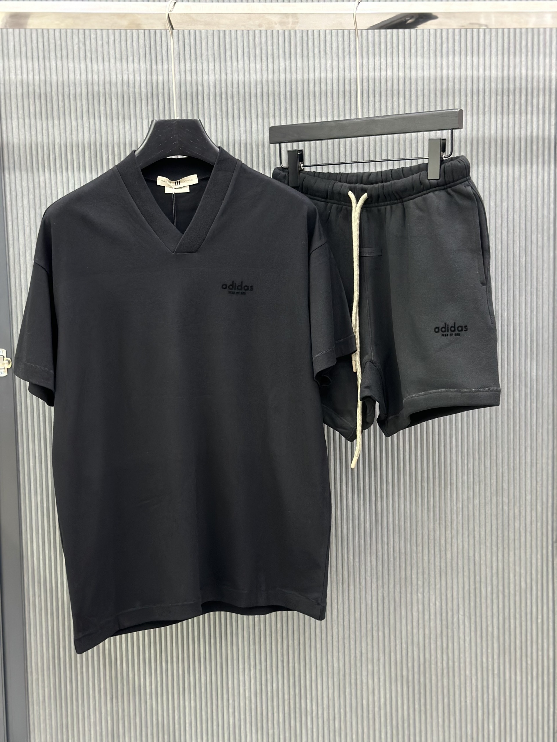 Bộ, Set hè cổ V Adidas A Đen logo chữ basic Like Auth on web VTN
