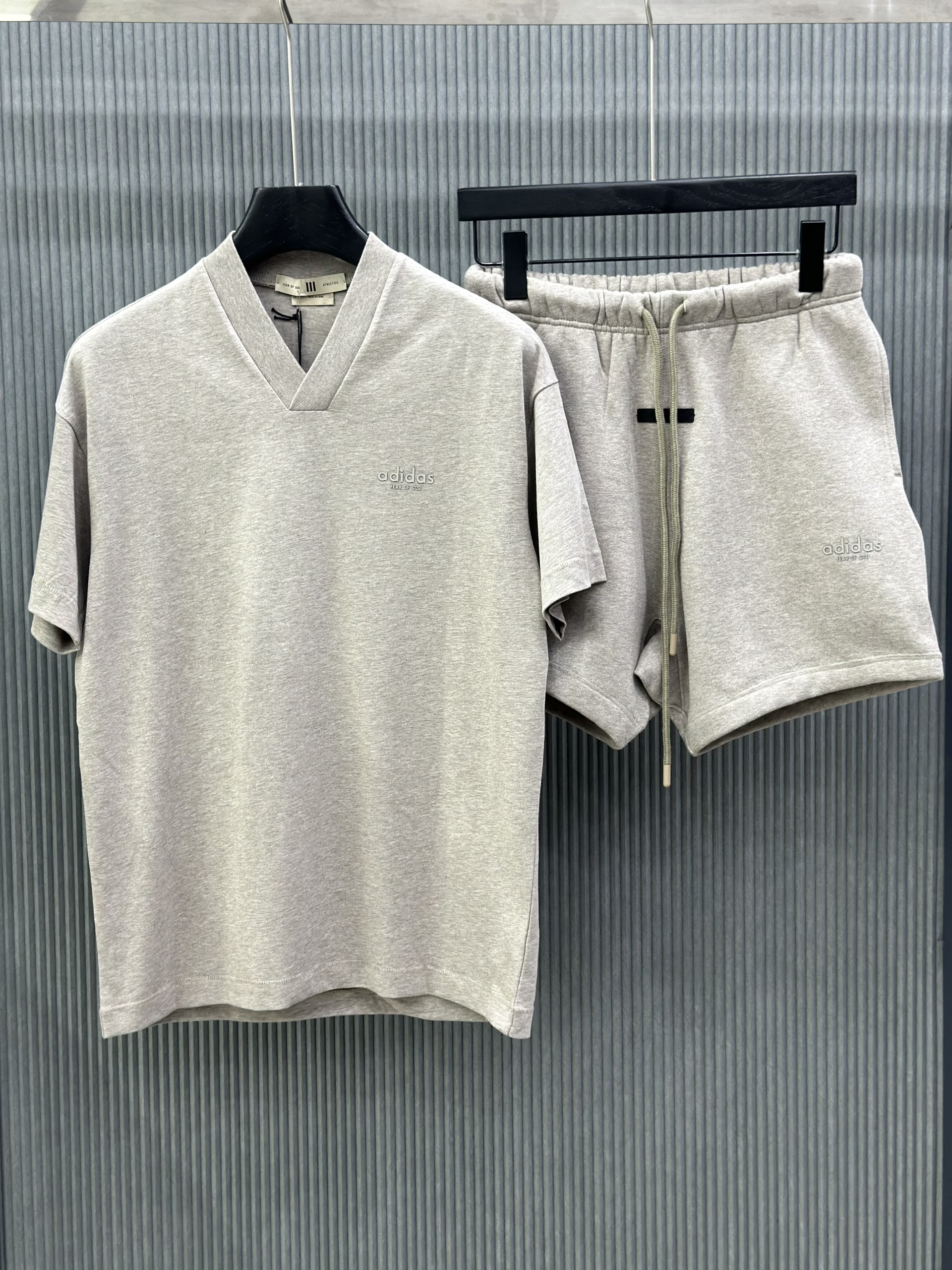 Bộ, Set hè cổ V Adidas A Nâu nhạt logo chữ basic Like Auth on web VTN