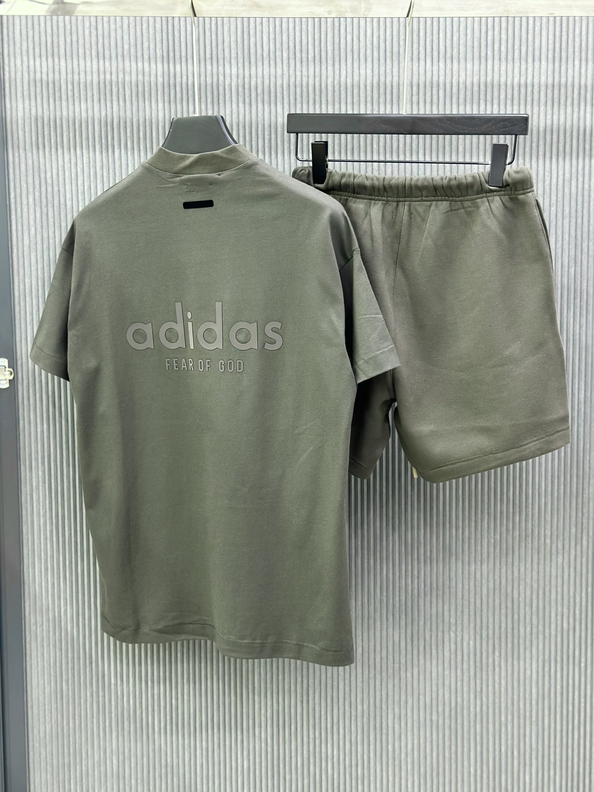 Bộ, Set hè cổ V Adidas A Xanh rêu logo chữ basic Like Auth on web VTN