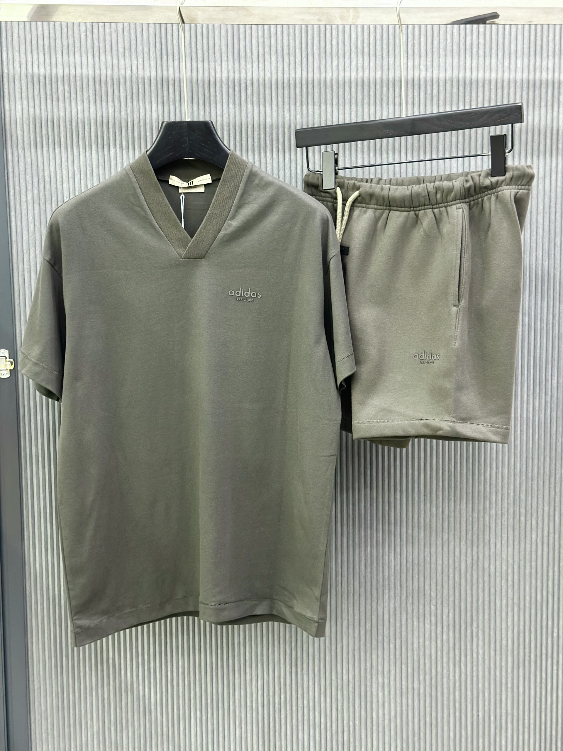 Bộ, Set hè cổ V Adidas A Xanh rêu logo chữ basic Like Auth on web VTN