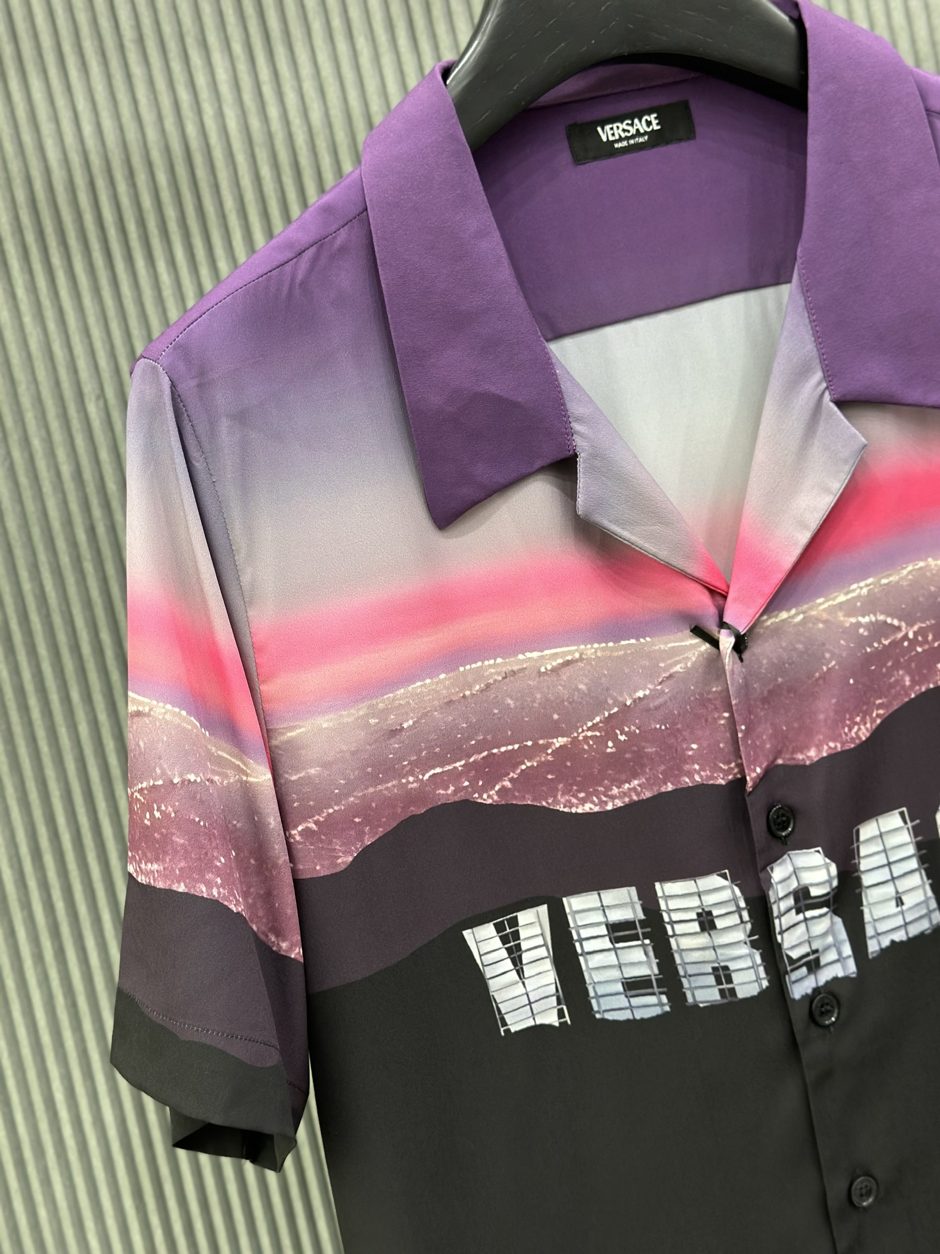 Áo sơ mi cộc tay lụa Versace họa tiết phối màu Like Auth on web VTN