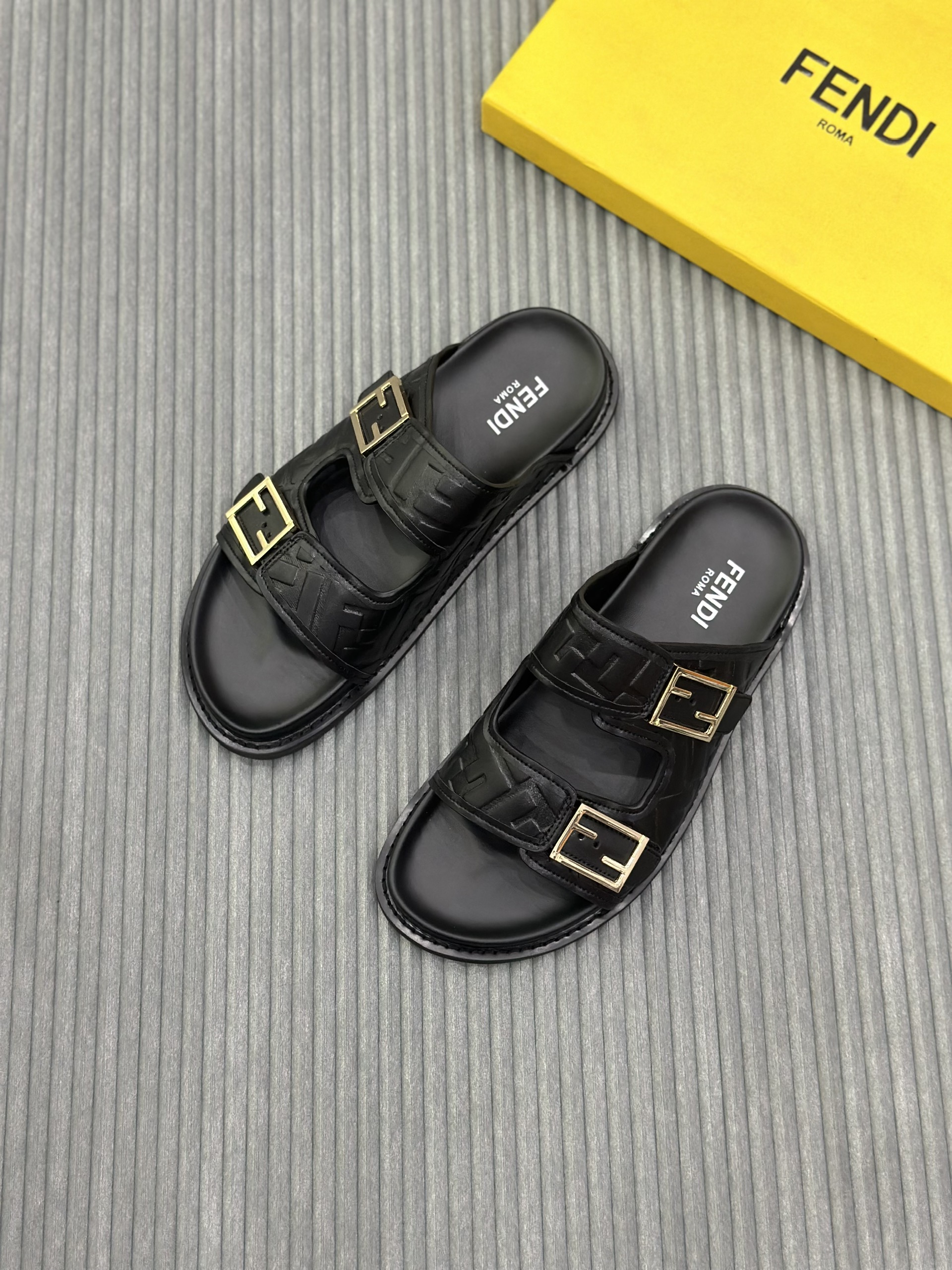 Dép lê quai ngang cài Fendi FF Đen họa tiết logo dập nổi Like Auth on web fullbox bill thẻ VTN