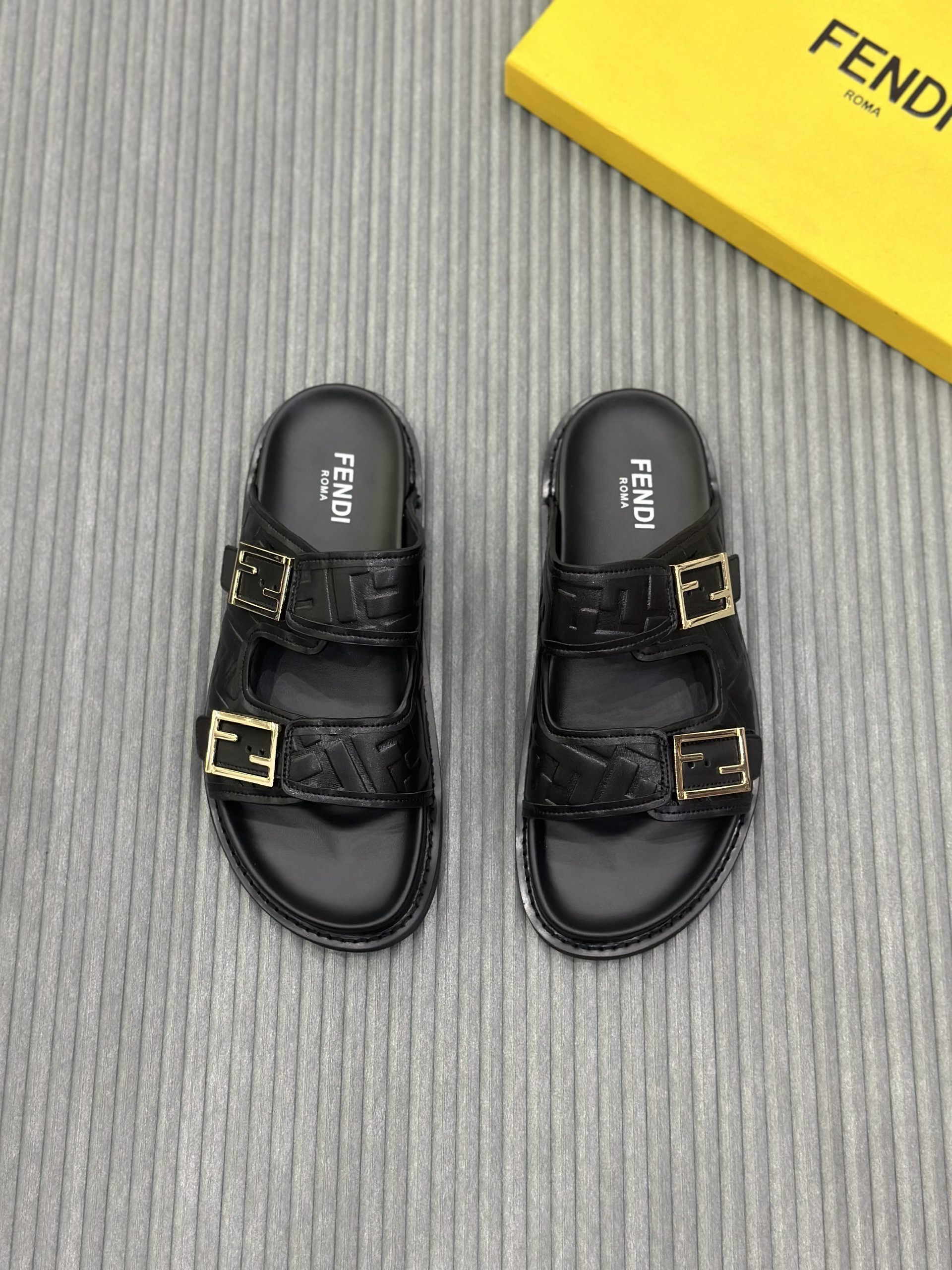 Dép lê quai ngang cài Fendi FF Đen họa tiết logo dập nổi Like Auth on web fullbox bill thẻ VTN