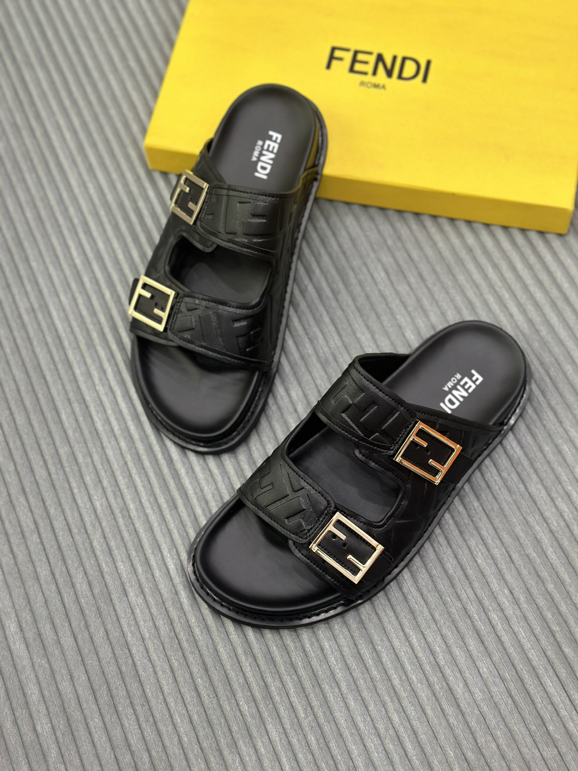 Dép lê quai ngang cài Fendi FF Đen họa tiết logo dập nổi Like Auth on web fullbox bill thẻ VTN
