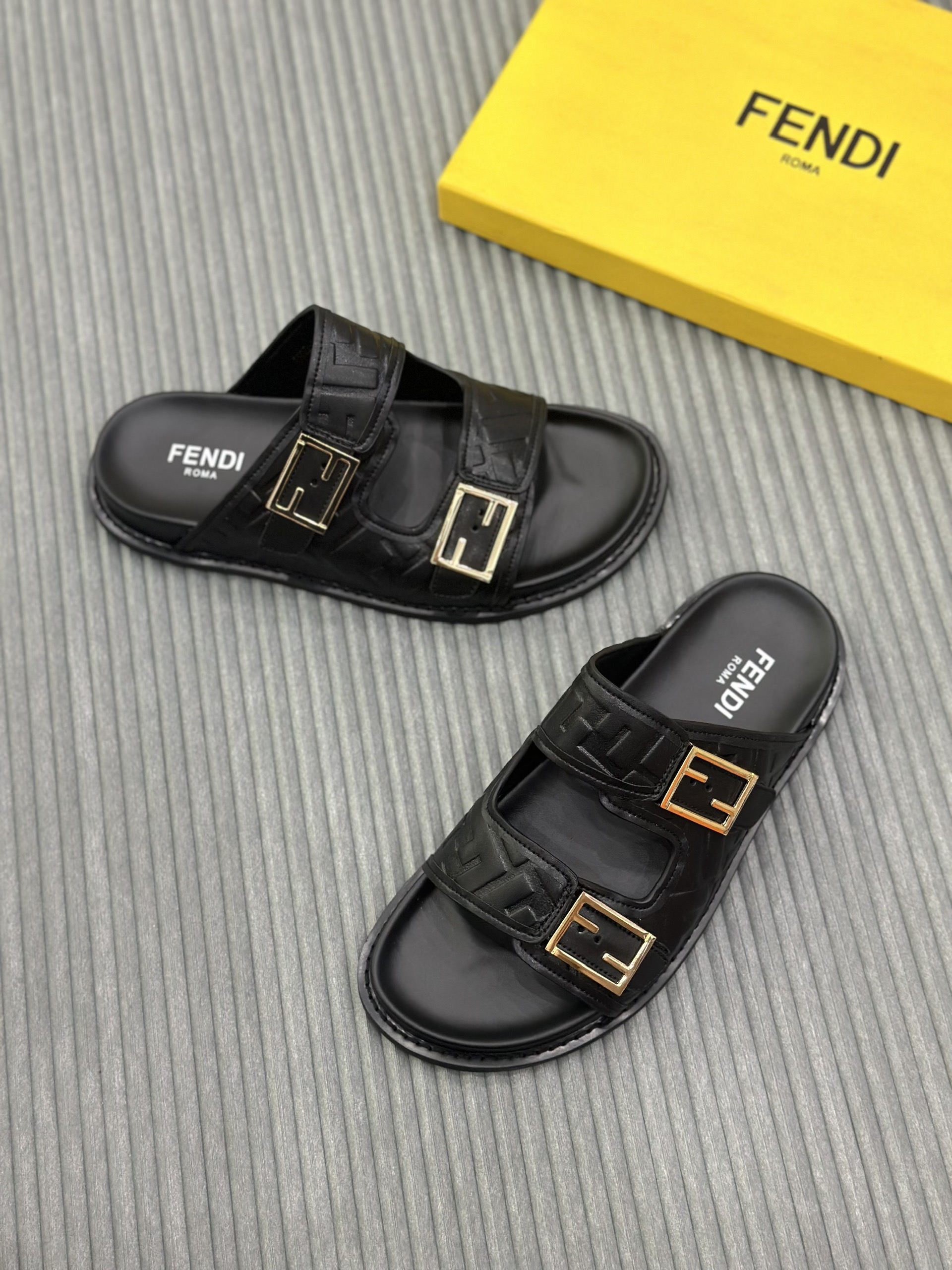 Dép lê quai ngang cài Fendi FF Đen họa tiết logo dập nổi Like Auth on web fullbox bill thẻ VTN