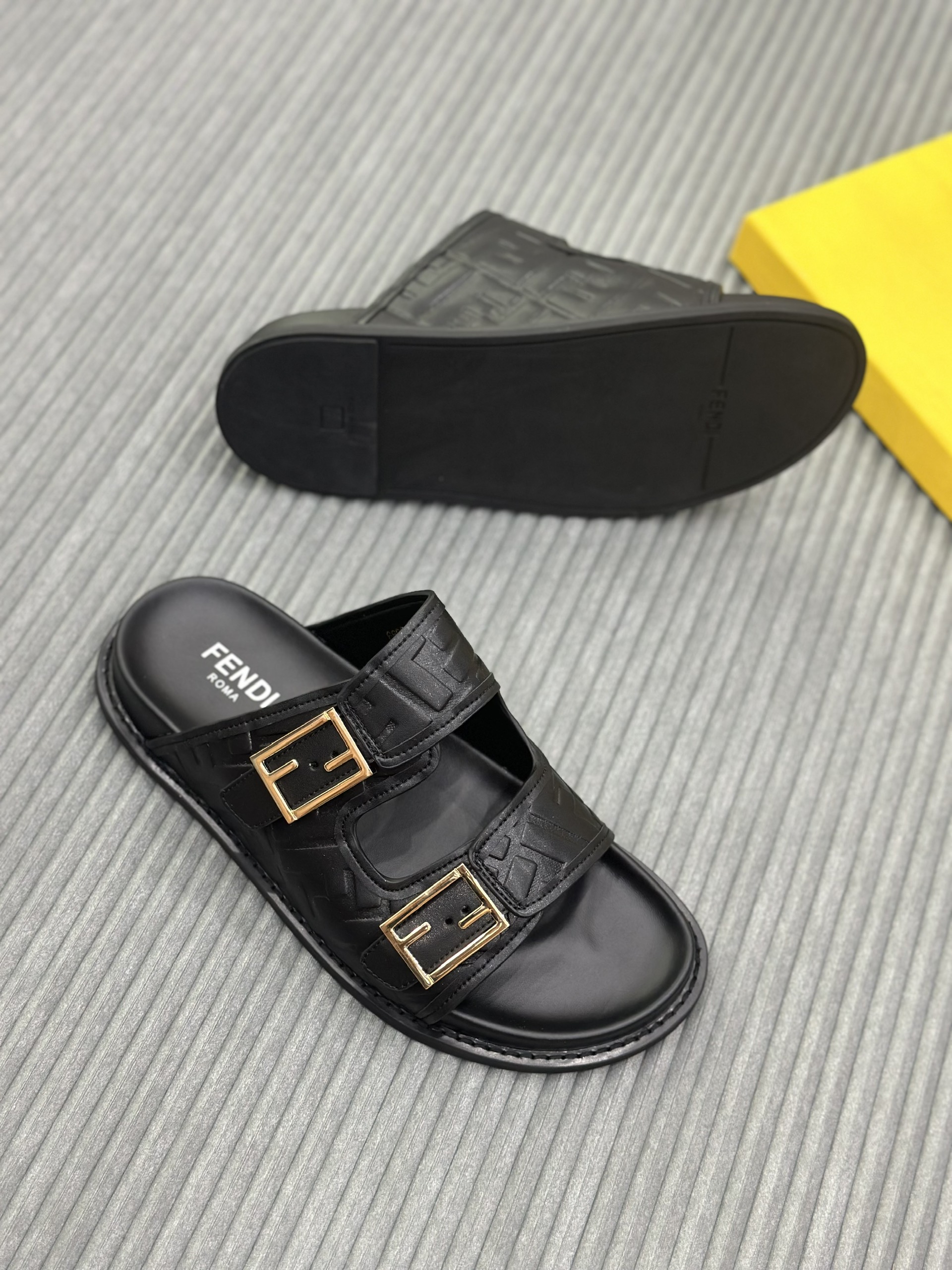 Dép lê quai ngang cài Fendi FF Đen họa tiết logo dập nổi Like Auth on web fullbox bill thẻ VTN