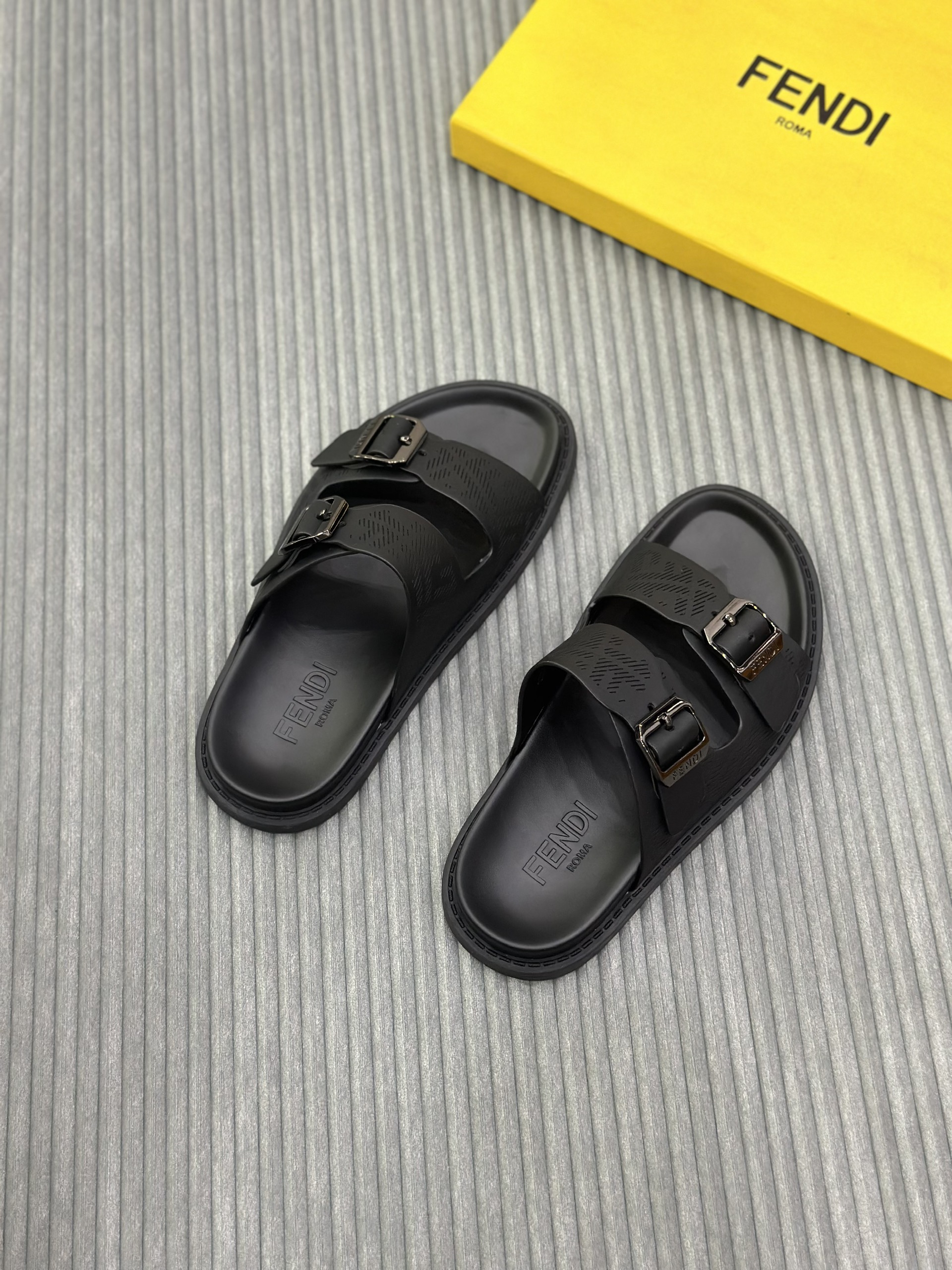Dép lê quai ngang cài Fendi FF Đen kẻ sọc Like Auth on web fullbox bill thẻ VTN