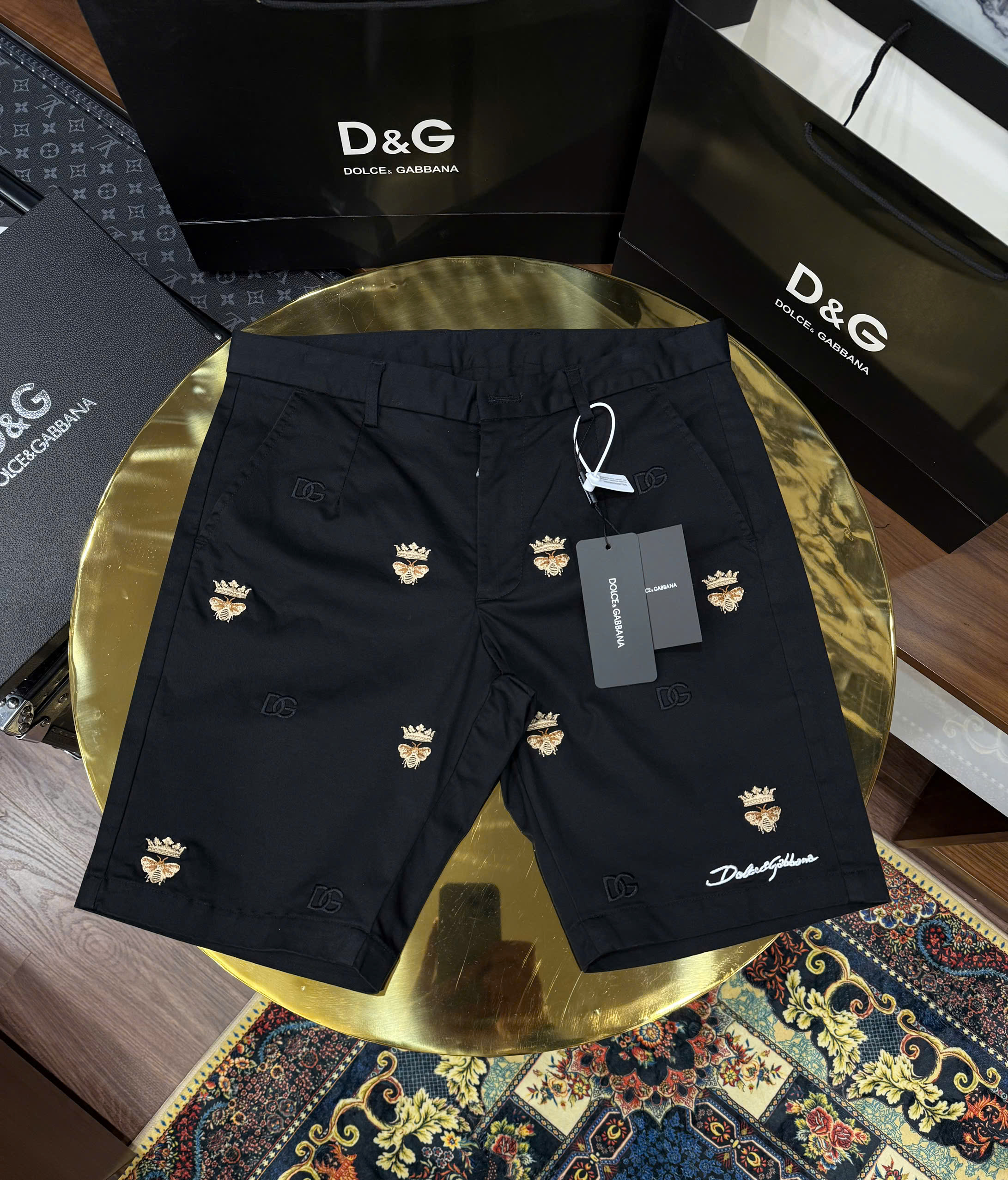 Quần short kaki Dolce Gabbana DG họa tiết logo DG Ong vàng thêu Like Auth 1-1 on web CD