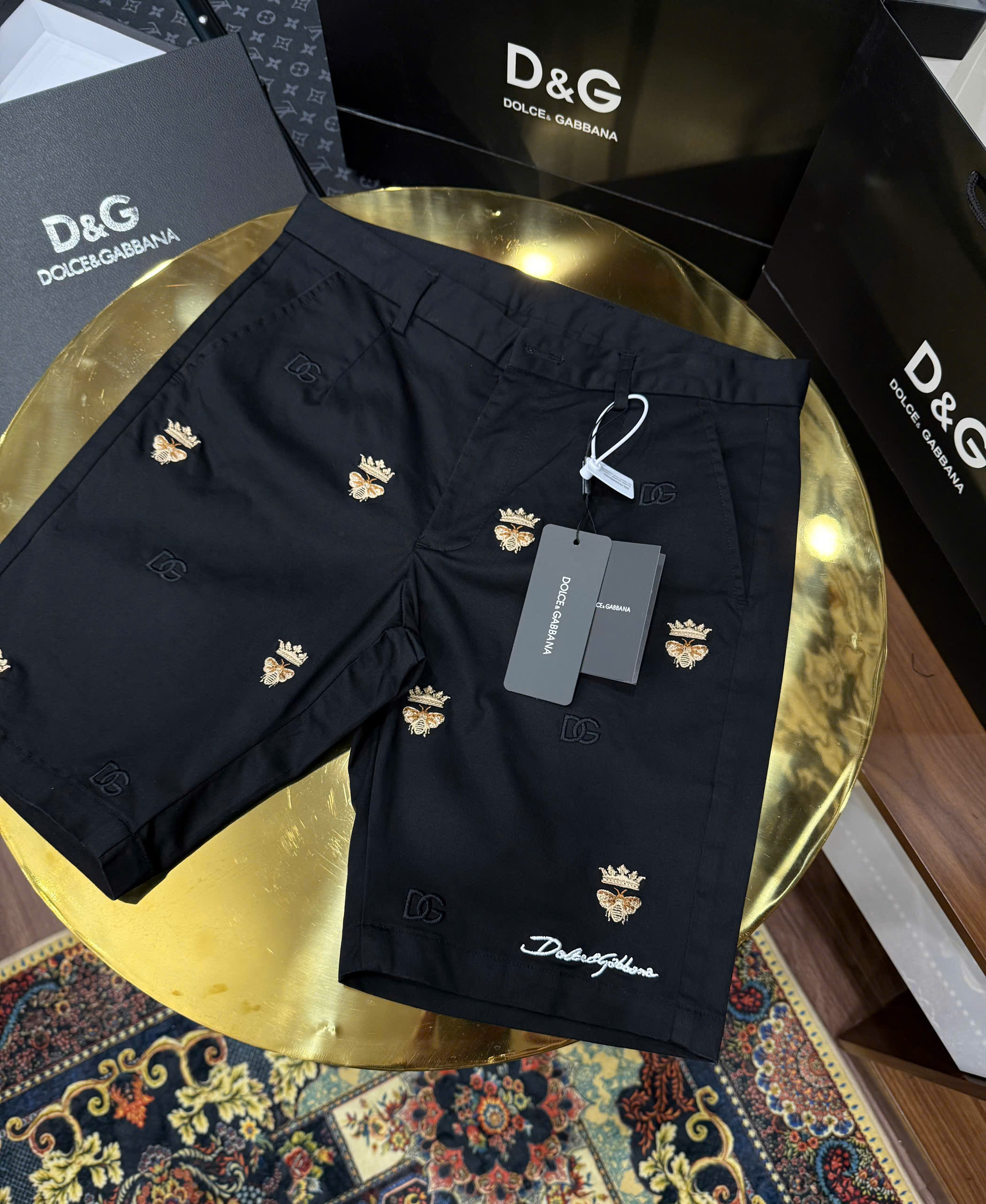 Quần short kaki Dolce Gabbana DG họa tiết logo DG Ong vàng thêu Like Auth 1-1 on web CD