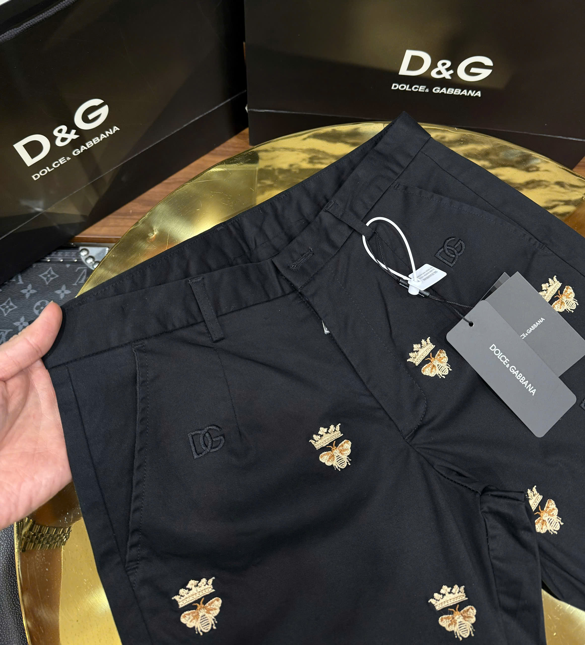 Quần short kaki Dolce Gabbana DG họa tiết logo DG Ong vàng thêu Like Auth 1-1 on web CD