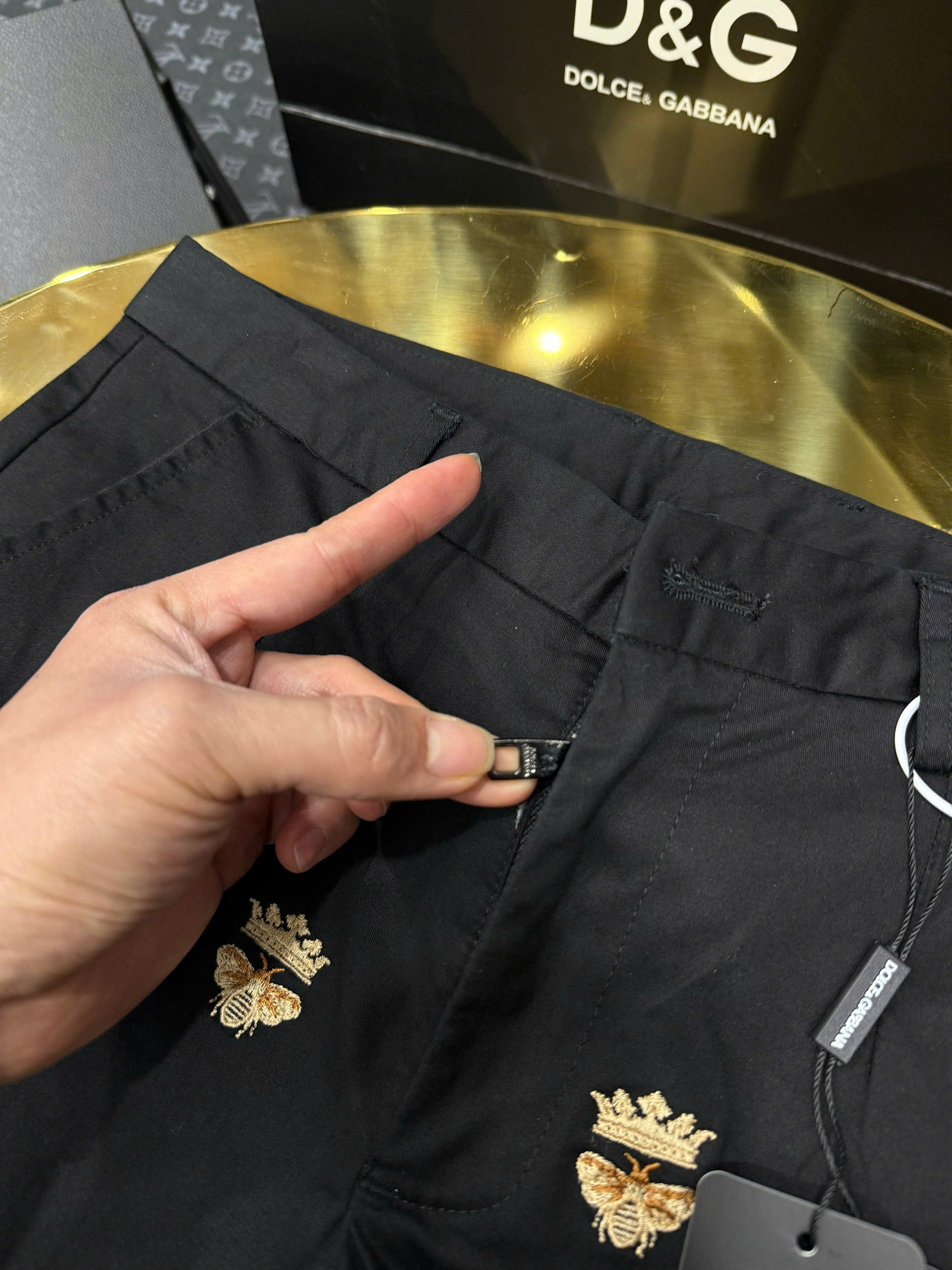 Quần short kaki Dolce Gabbana DG họa tiết logo DG Ong vàng thêu Like Auth 1-1 on web CD