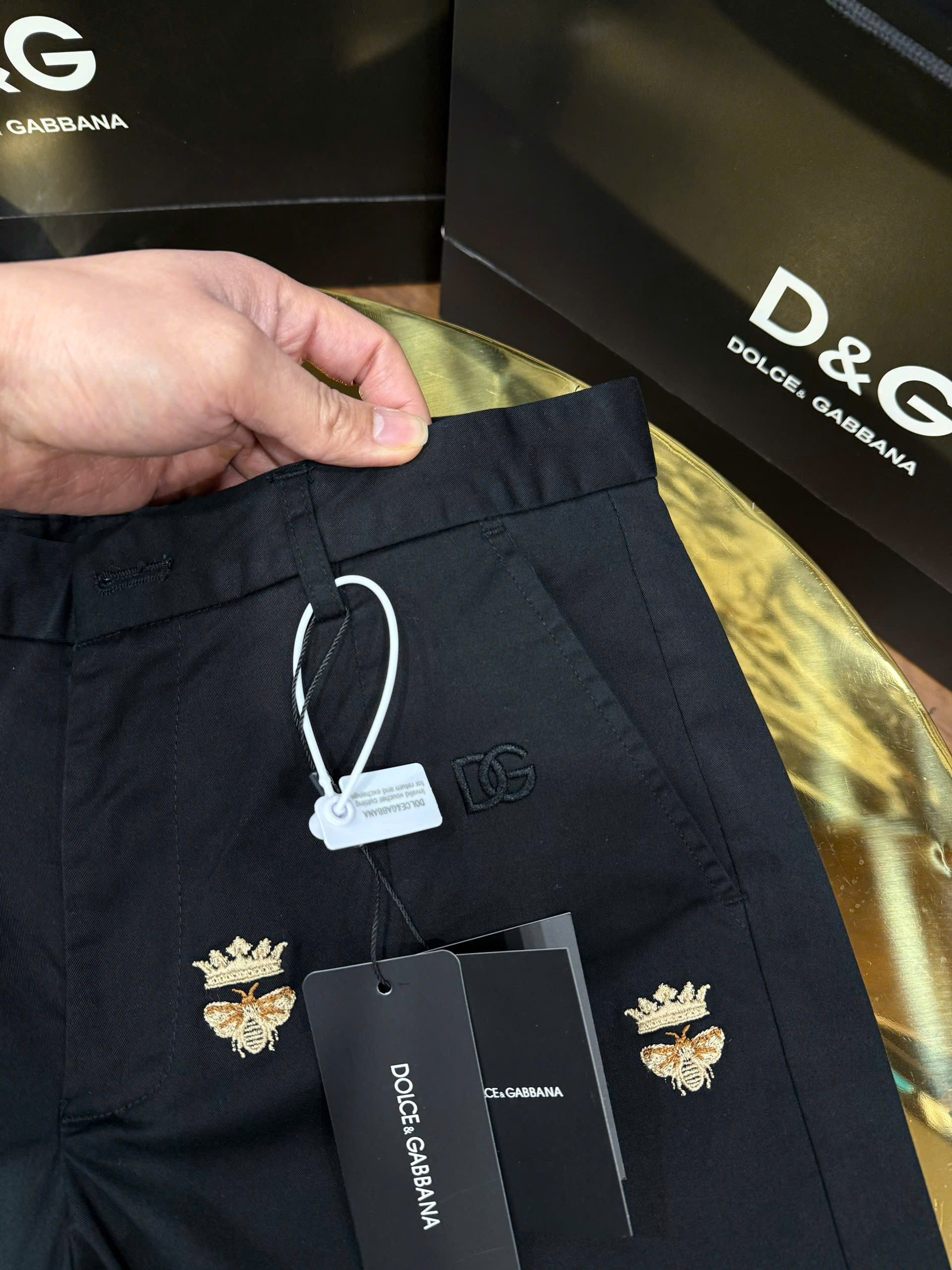 Quần short kaki Dolce Gabbana DG họa tiết logo DG Ong vàng thêu Like Auth 1-1 on web CD