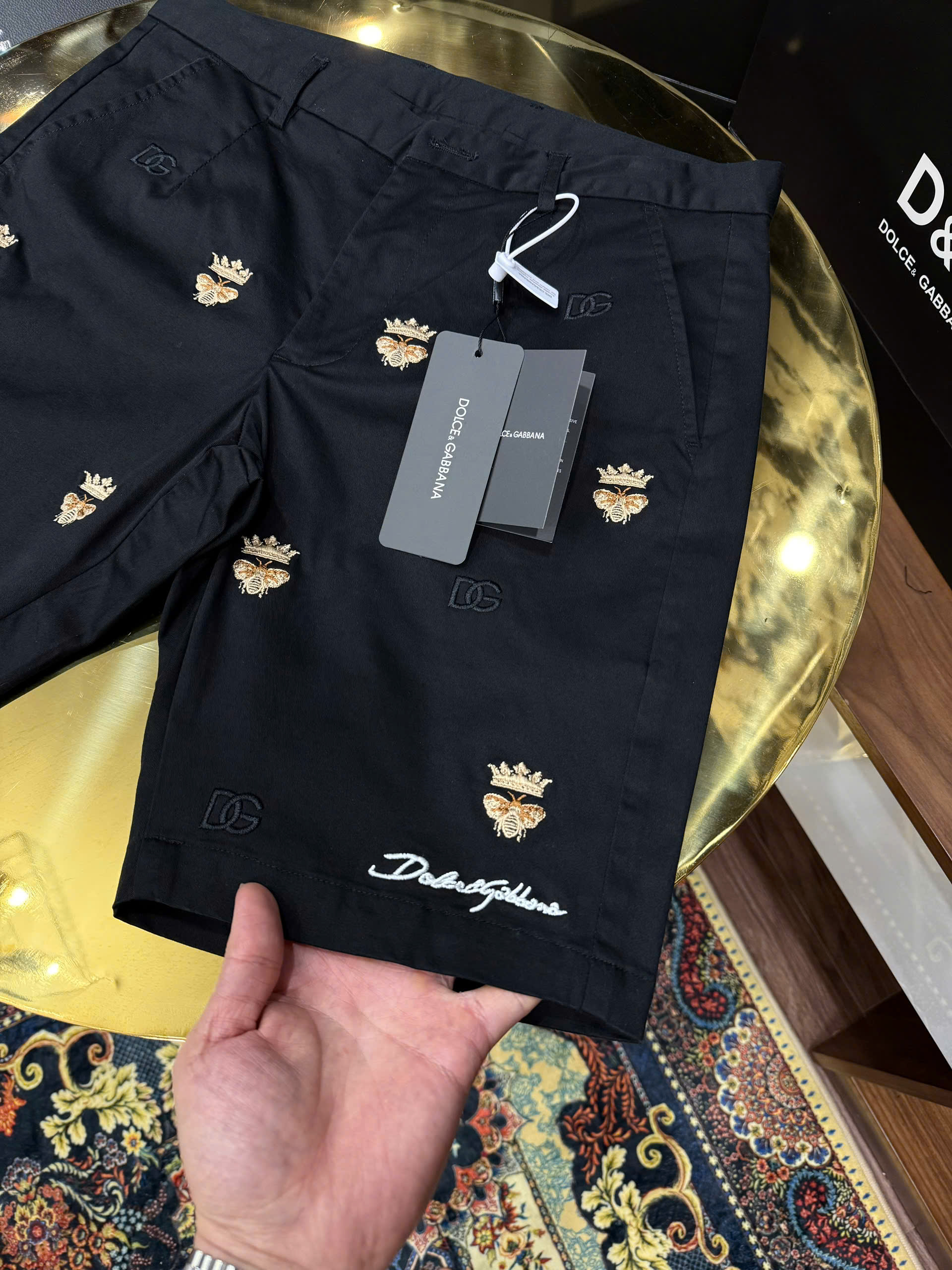 Quần short kaki Dolce Gabbana DG họa tiết logo DG Ong vàng thêu Like Auth 1-1 on web CD