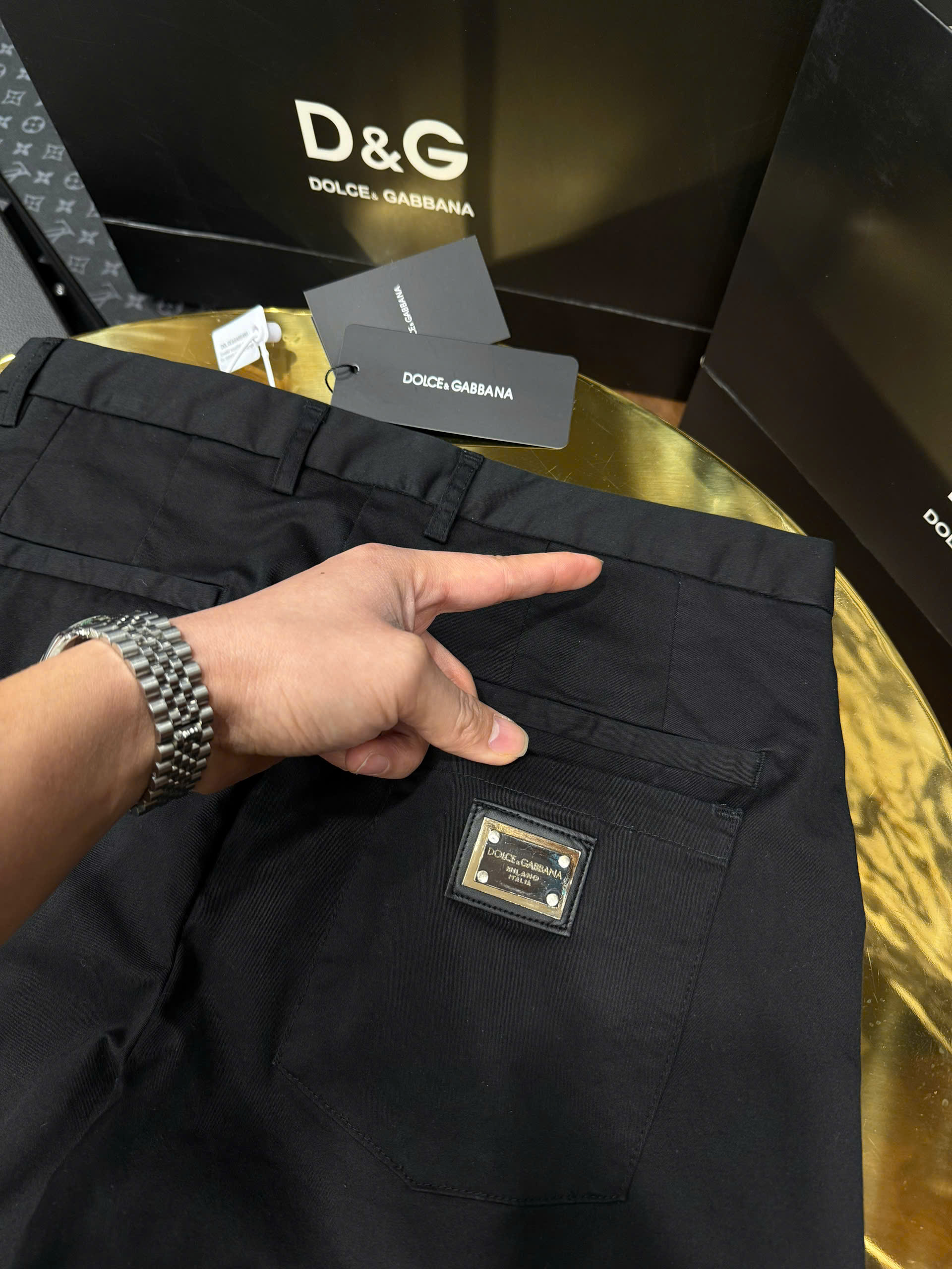 Quần short kaki Dolce Gabbana DG họa tiết logo DG Ong vàng thêu Like Auth 1-1 on web CD