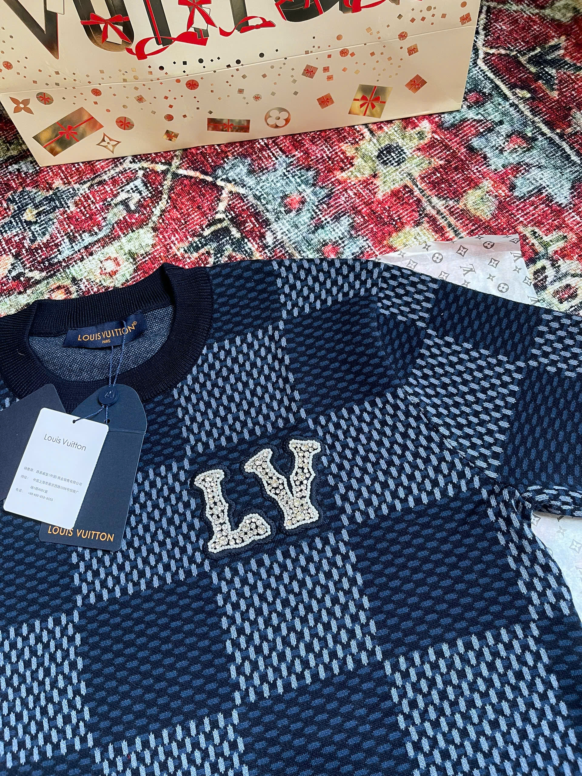 Áo phông T-shirt len Louis Vuitton LV Xanh than ô caro logo LV đính đá thêu ngực Like Auth on web NV