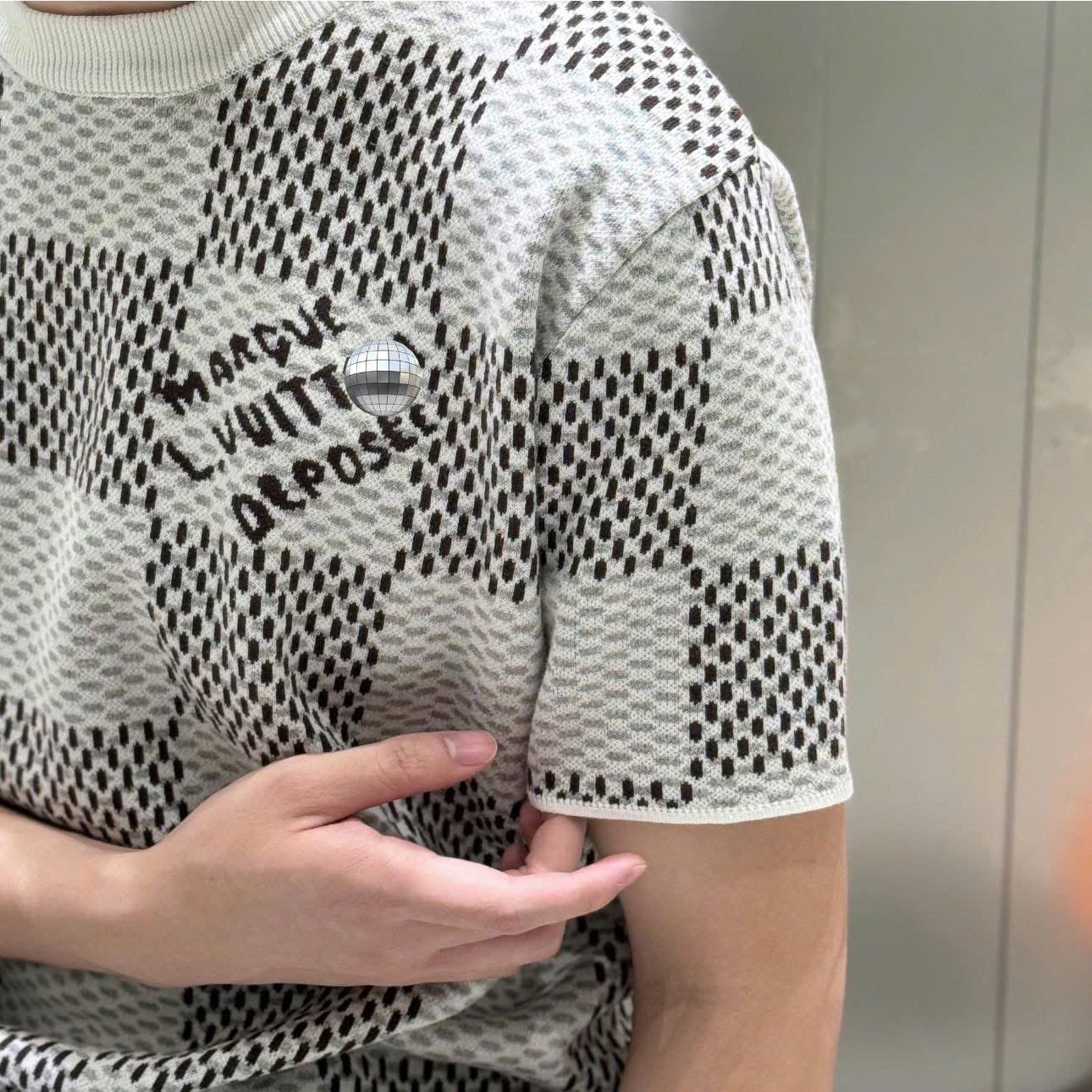 Áo phông T-shirt len Louis Vuitton LV Trắng họa tiết chấm ô phối Đen Like Auth on web VTN