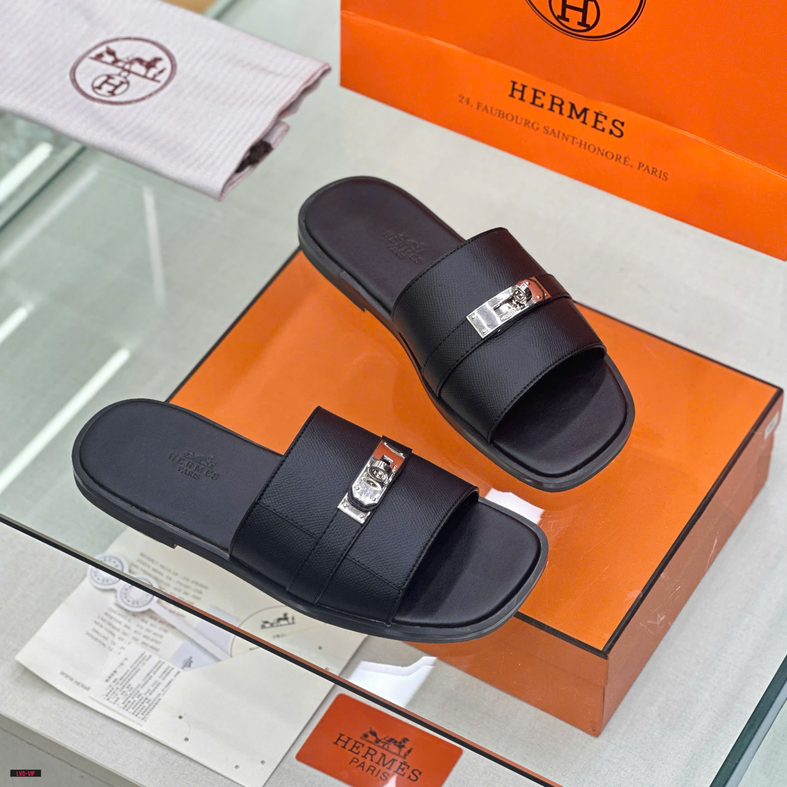 Dép lê quai ngang Hermes HM Đen sần phối móc khóa vặn Bạc Like Auth on web fullbox bill thẻ LVQ