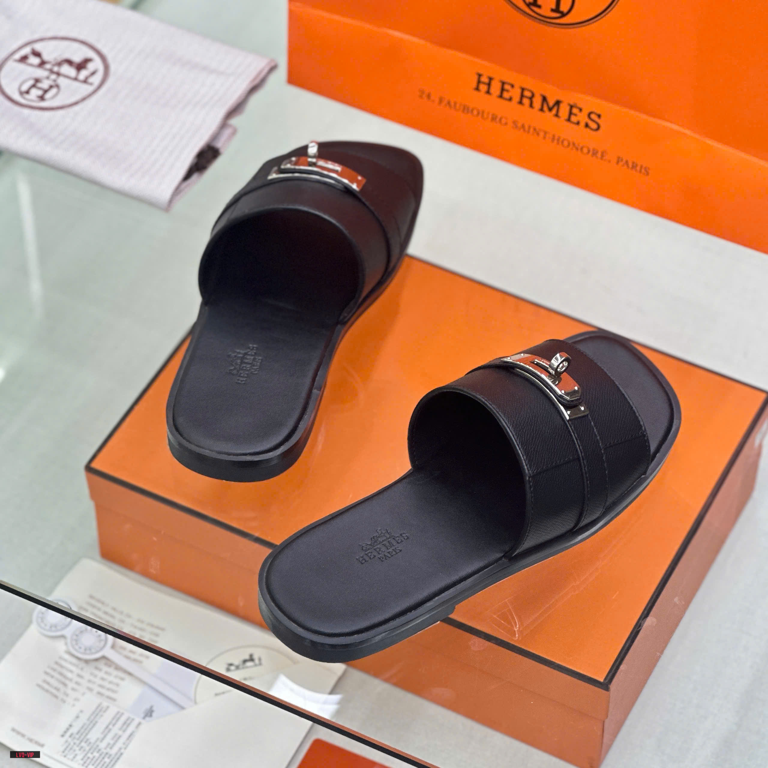 Dép lê quai ngang Hermes HM Đen sần phối móc khóa vặn Bạc Like Auth on web fullbox bill thẻ LVQ