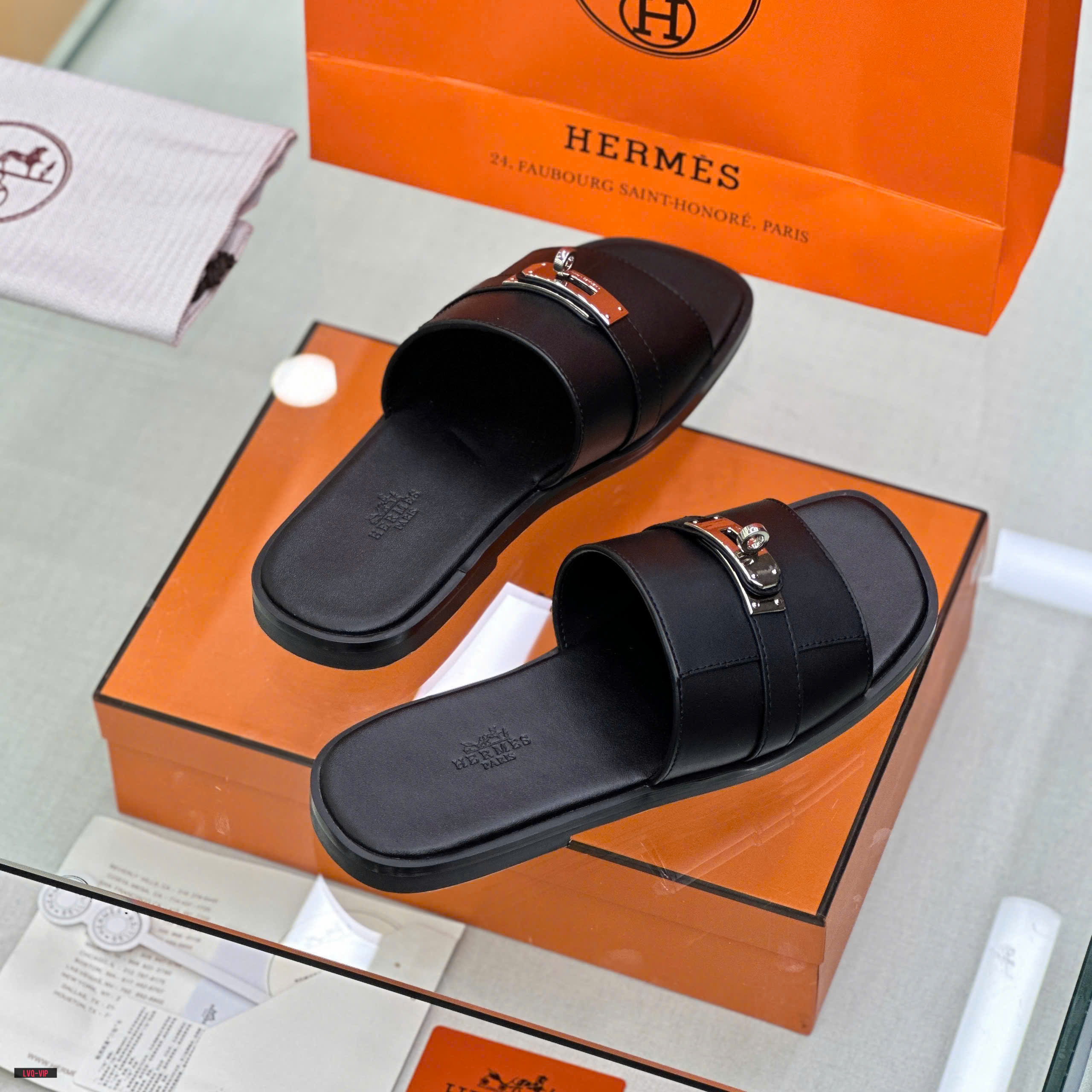 Dép lê quai ngang Hermes HM Đen trơn phối móc khóa vặn Bạc Like Auth on web fullbox bill thẻ LVQ
