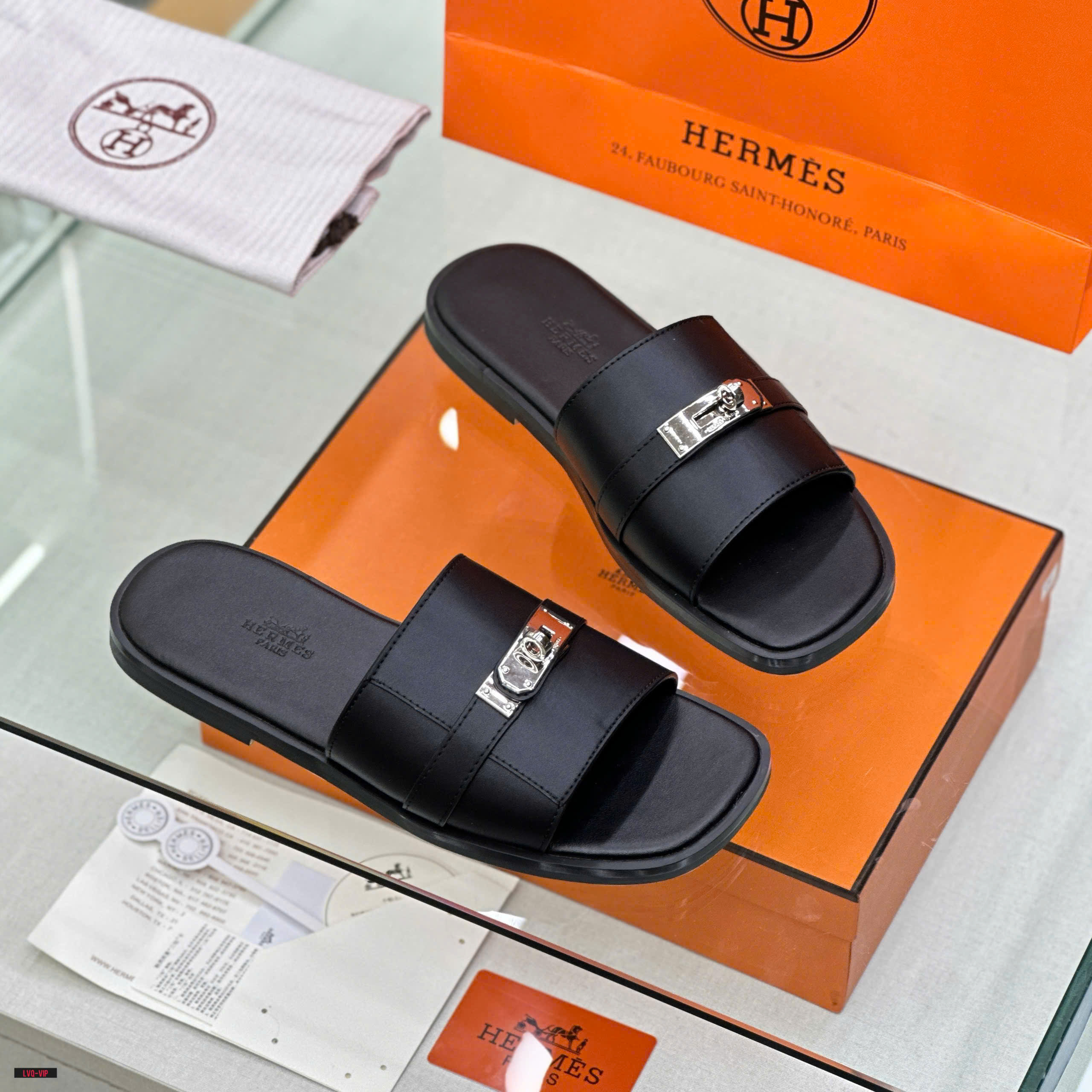 Dép lê quai ngang Hermes HM Đen trơn phối móc khóa vặn Bạc Like Auth on web fullbox bill thẻ LVQ