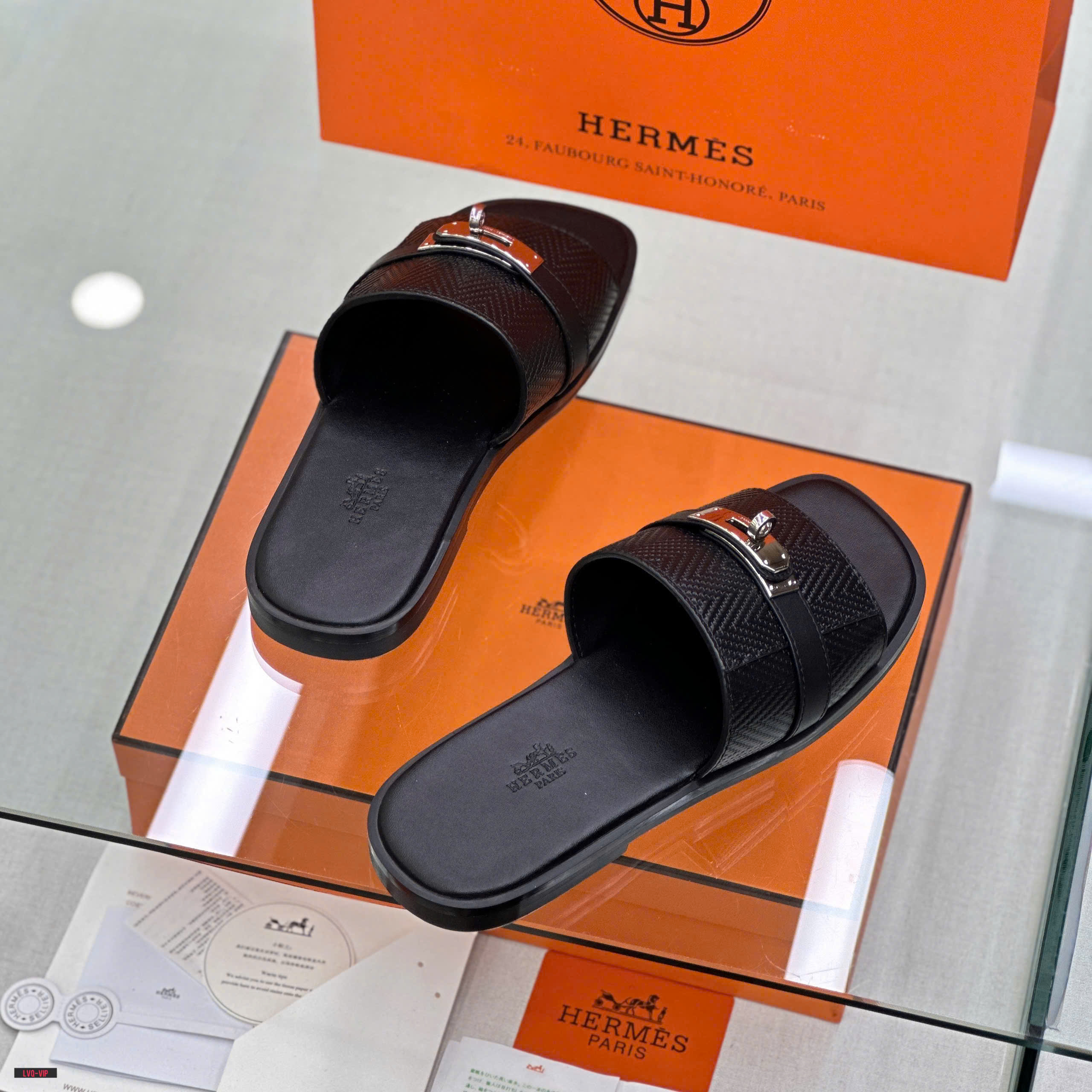 Dép lê quai ngang Hermes HM Đen vân sóng phối móc khóa vặn Bạc Like Auth on web fullbox bill thẻ LVQ