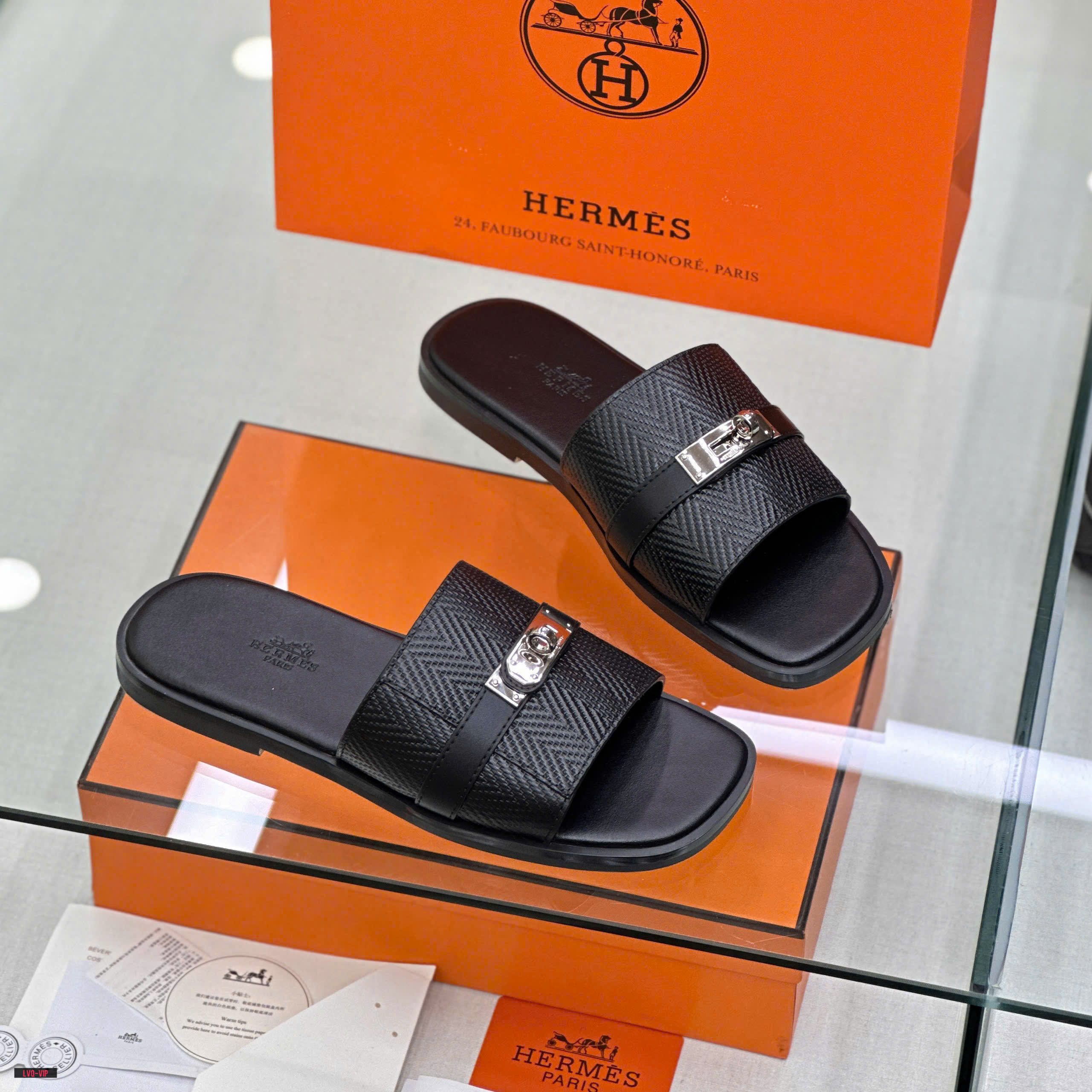 Dép lê quai ngang Hermes HM Đen vân sóng phối móc khóa vặn Bạc Like Auth on web fullbox bill thẻ LVQ