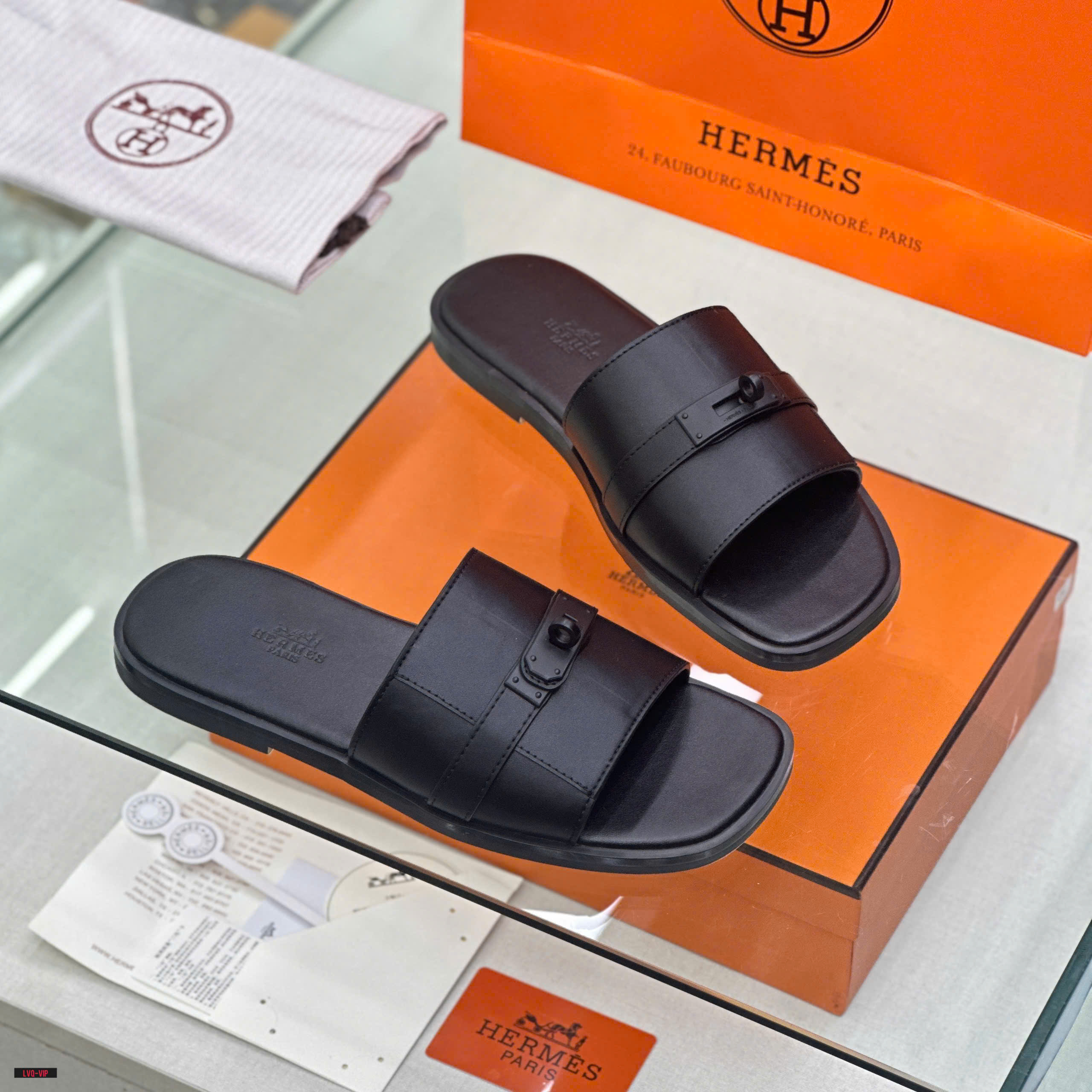 Dép lê quai ngang Hermes HM Đen trơn phối móc khóa vặn Đen Like Auth on web fullbox bill thẻ LVQ