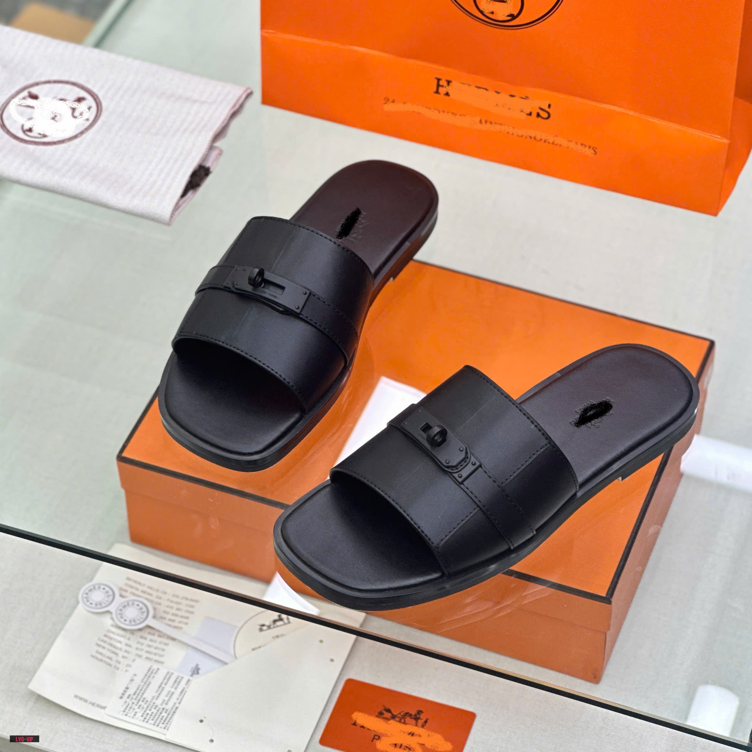 Dép lê quai ngang Hermes HM Đen trơn phối móc khóa vặn Đen Like Auth on web fullbox bill thẻ LVQ
