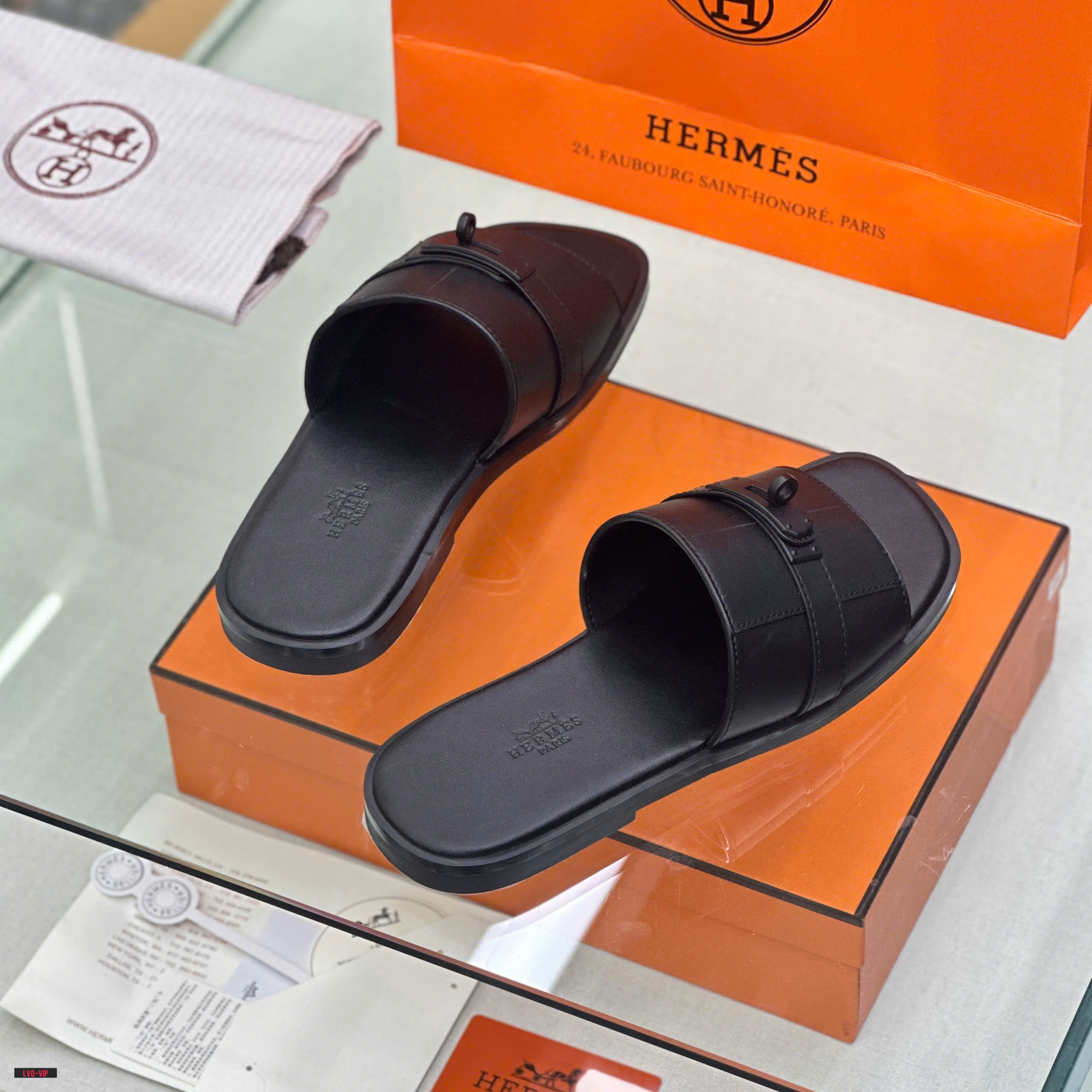 Dép lê quai ngang Hermes HM Đen trơn phối móc khóa vặn Đen Like Auth on web fullbox bill thẻ LVQ