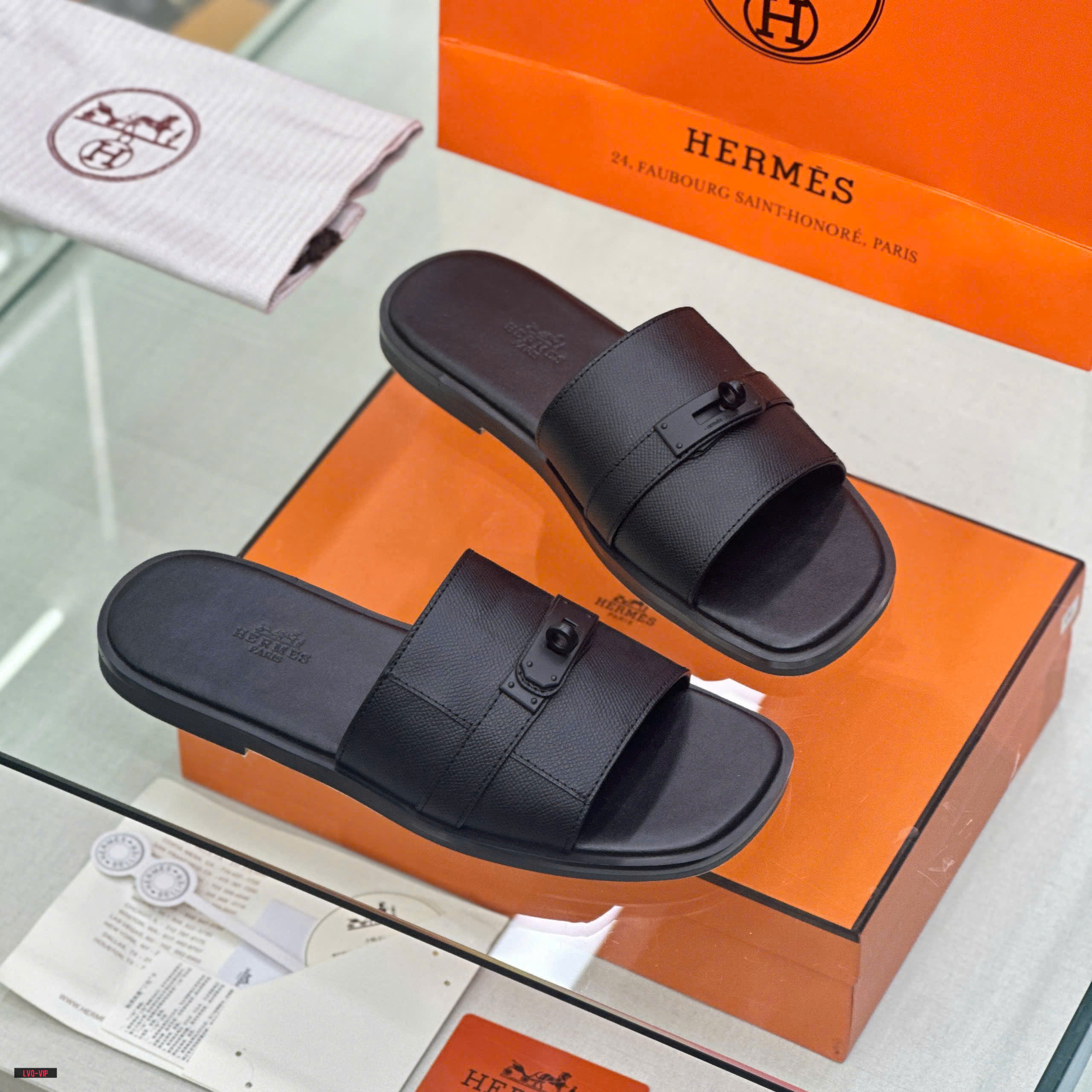Dép lê quai ngang Hermes HM Đen sần phối móc khóa vặn Đen Like Auth on web fullbox bill thẻ LVQ