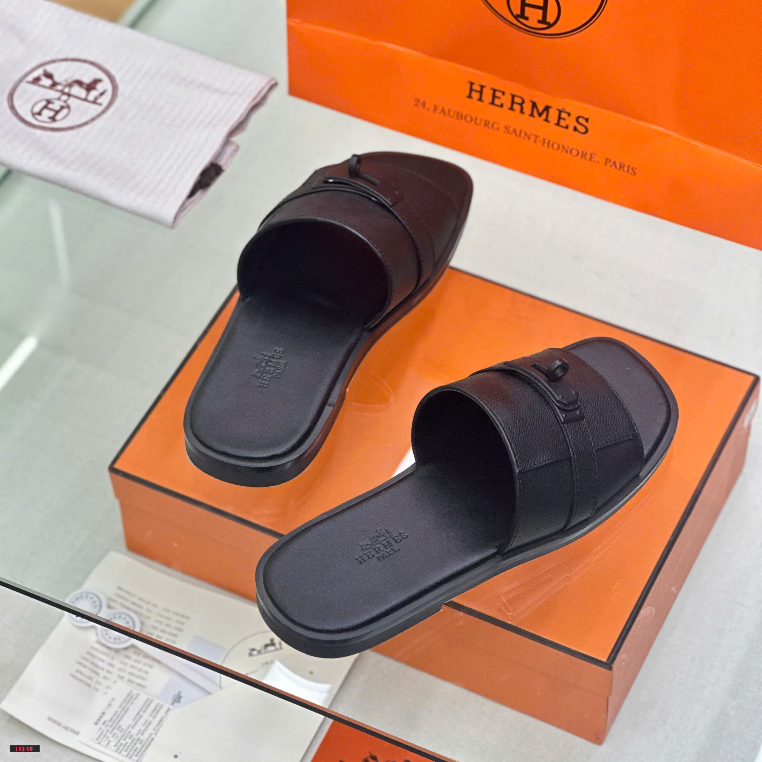 Dép lê quai ngang Hermes HM Đen sần phối móc khóa vặn Đen Like Auth on web fullbox bill thẻ LVQ