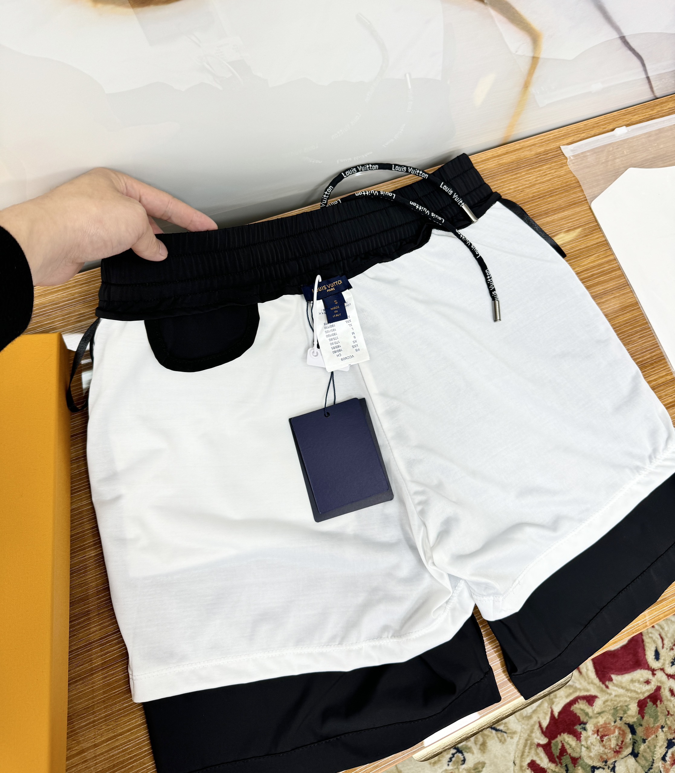 Quần short gió Louis Vuitton LV trơn tag vuông thêu Like Auth 1-1 on web CD