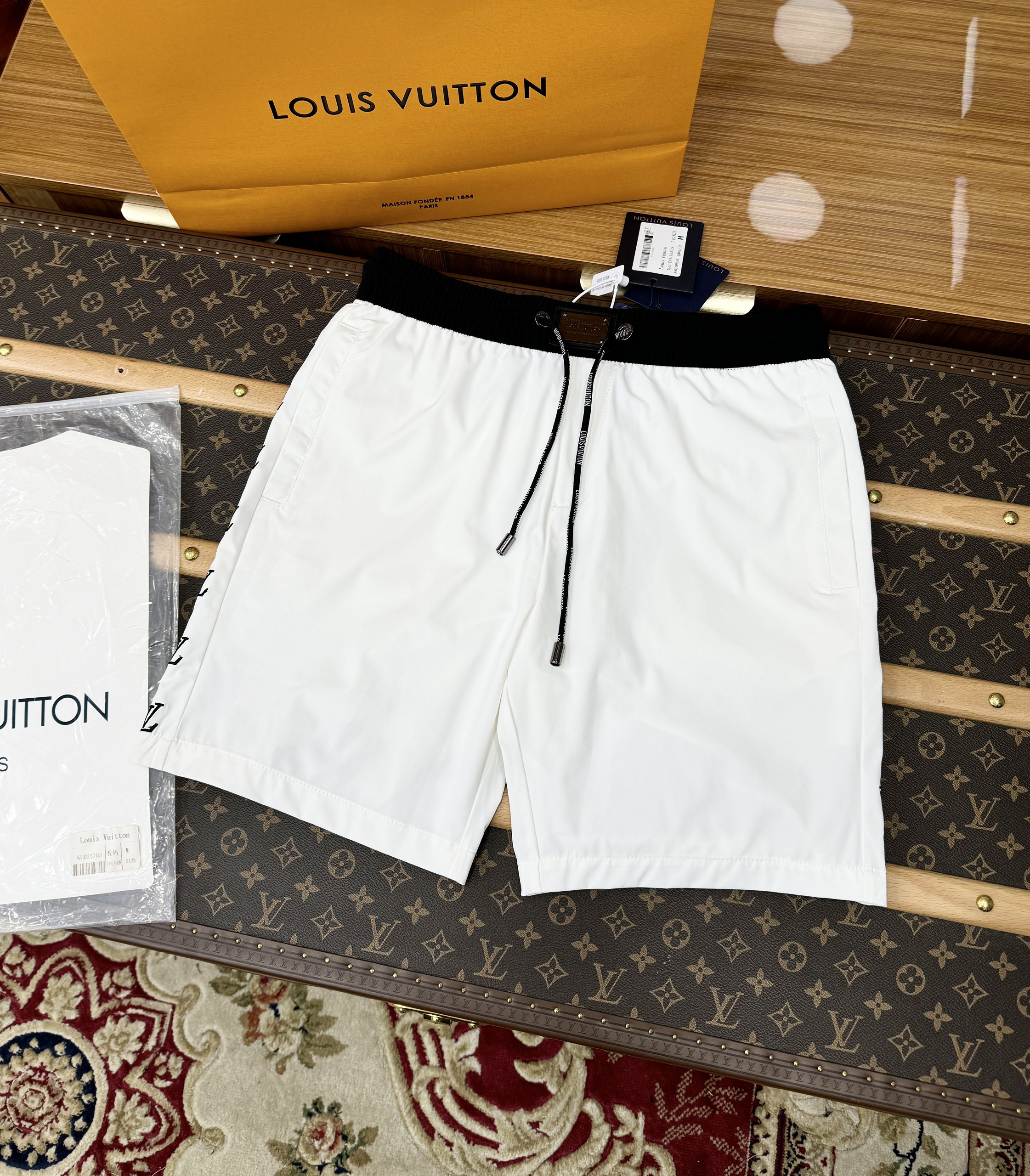 Quần short gió Louis Vuitton LV logo LV viền sườn Like Auth 1-1 on web CD MK