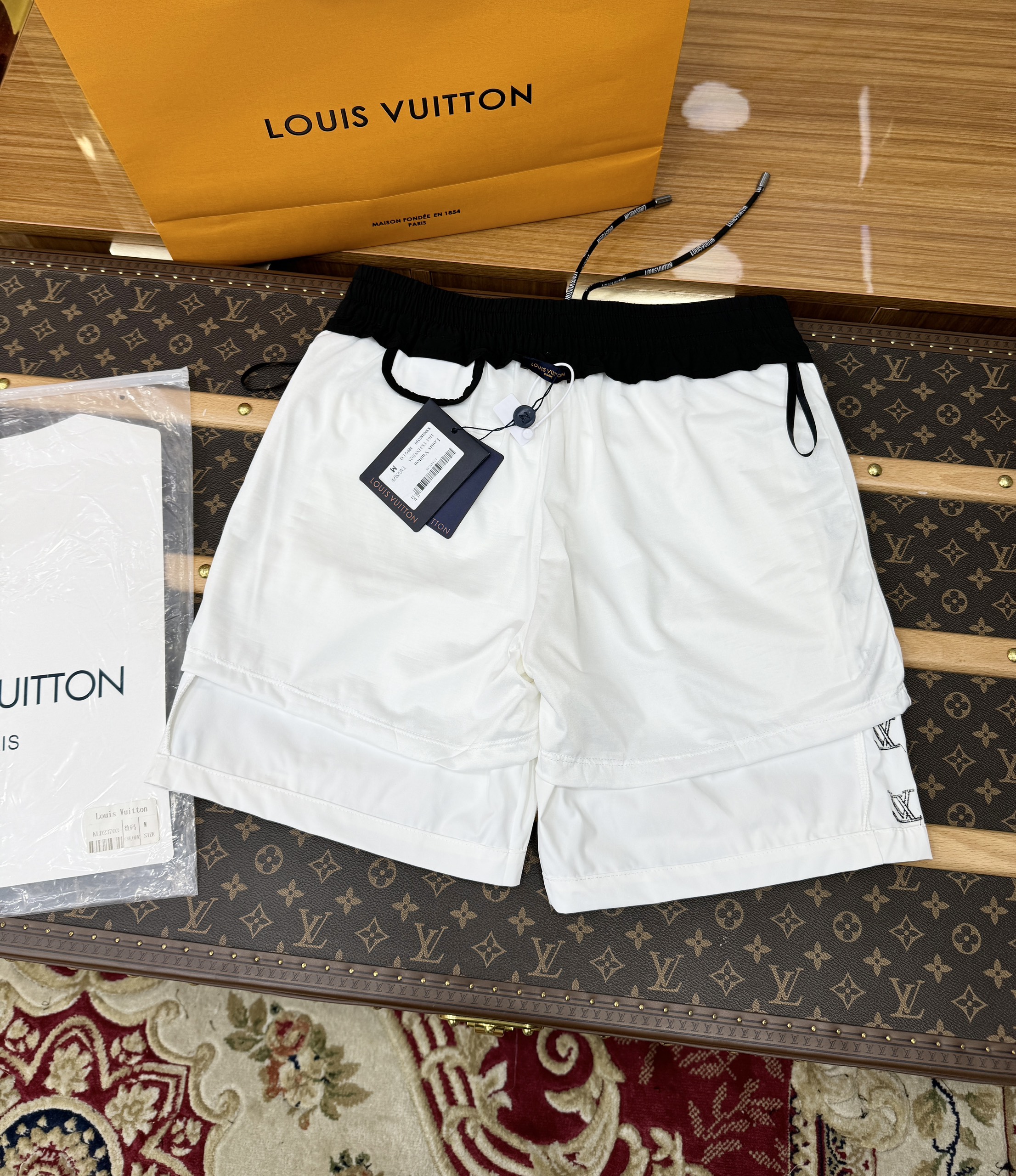Quần short gió Louis Vuitton LV logo LV viền sườn Like Auth 1-1 on web CD MK