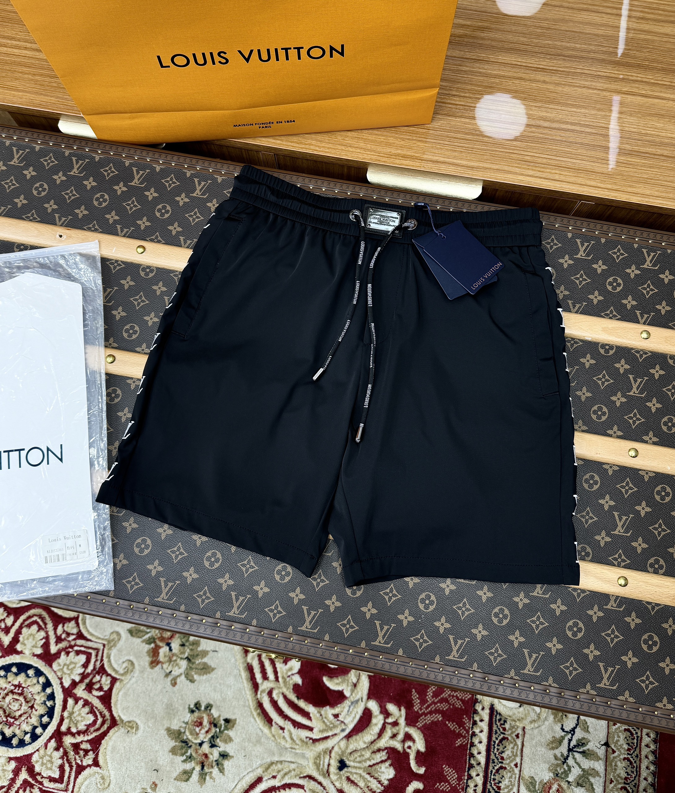 Quần short gió Louis Vuitton LV logo LV viền sườn Like Auth 1-1 on web CD MK