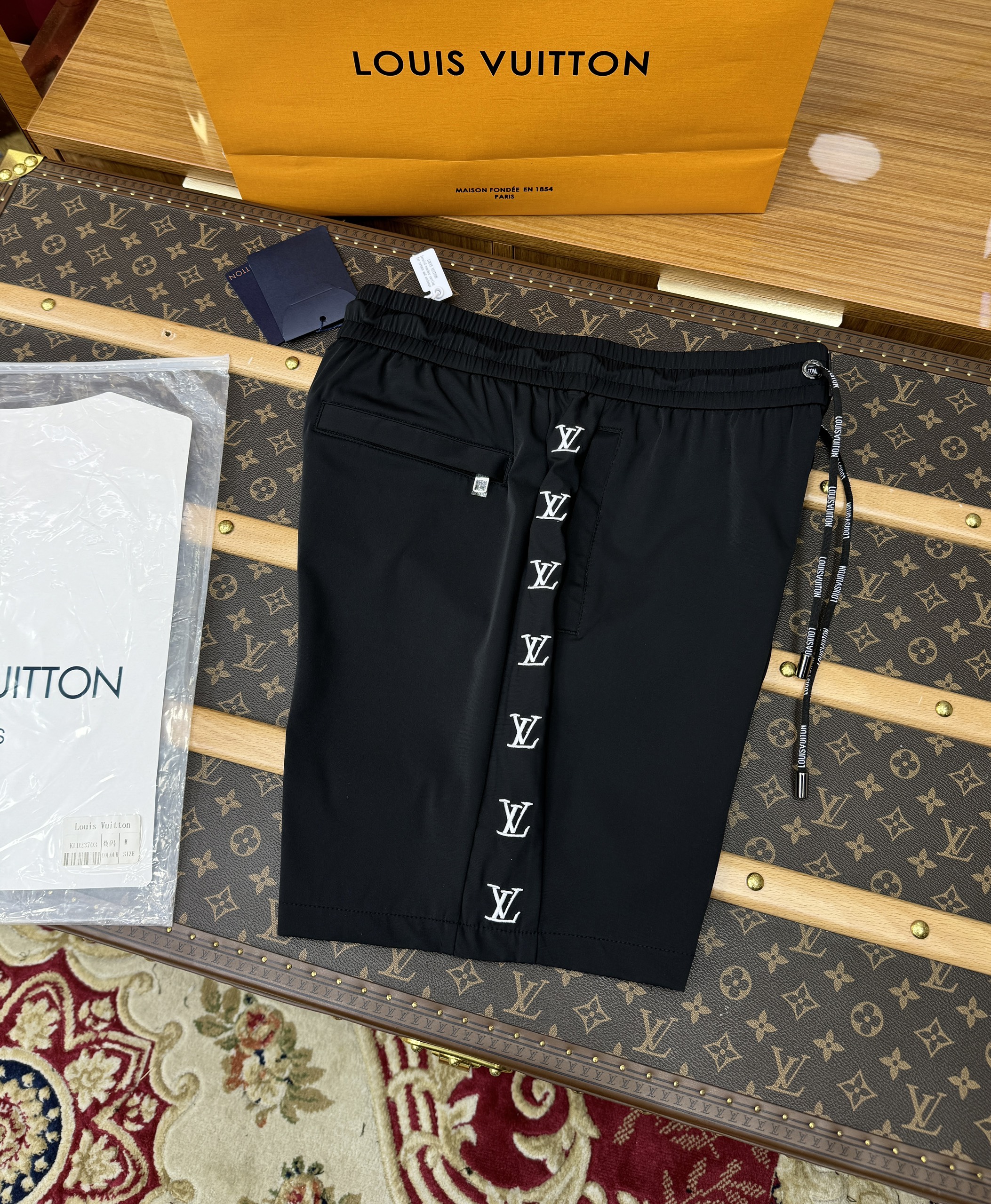 Quần short gió Louis Vuitton LV logo LV viền sườn Like Auth 1-1 on web CD MK
