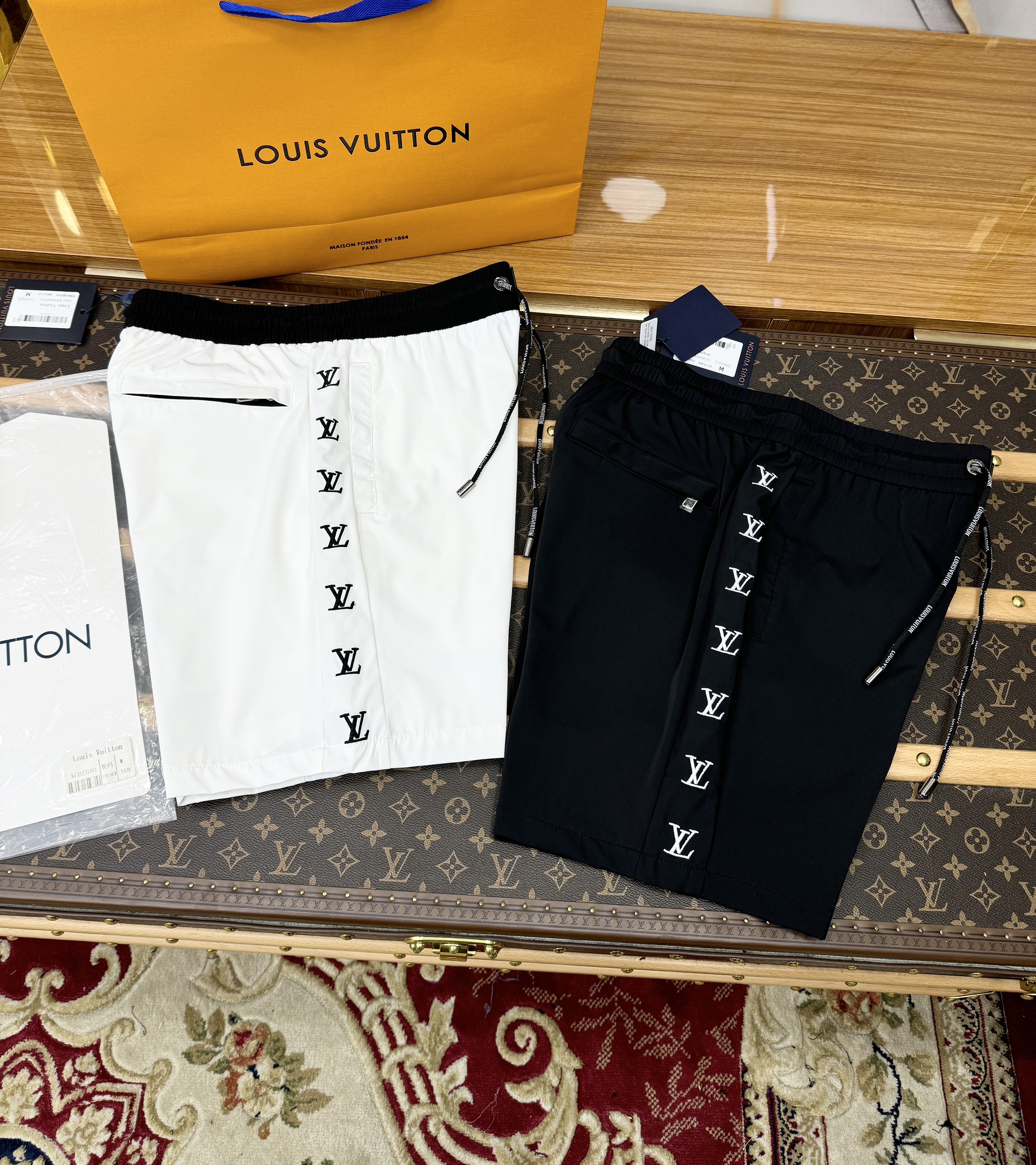 Quần short gió Louis Vuitton LV logo LV viền sườn Like Auth 1-1 on web CD MK