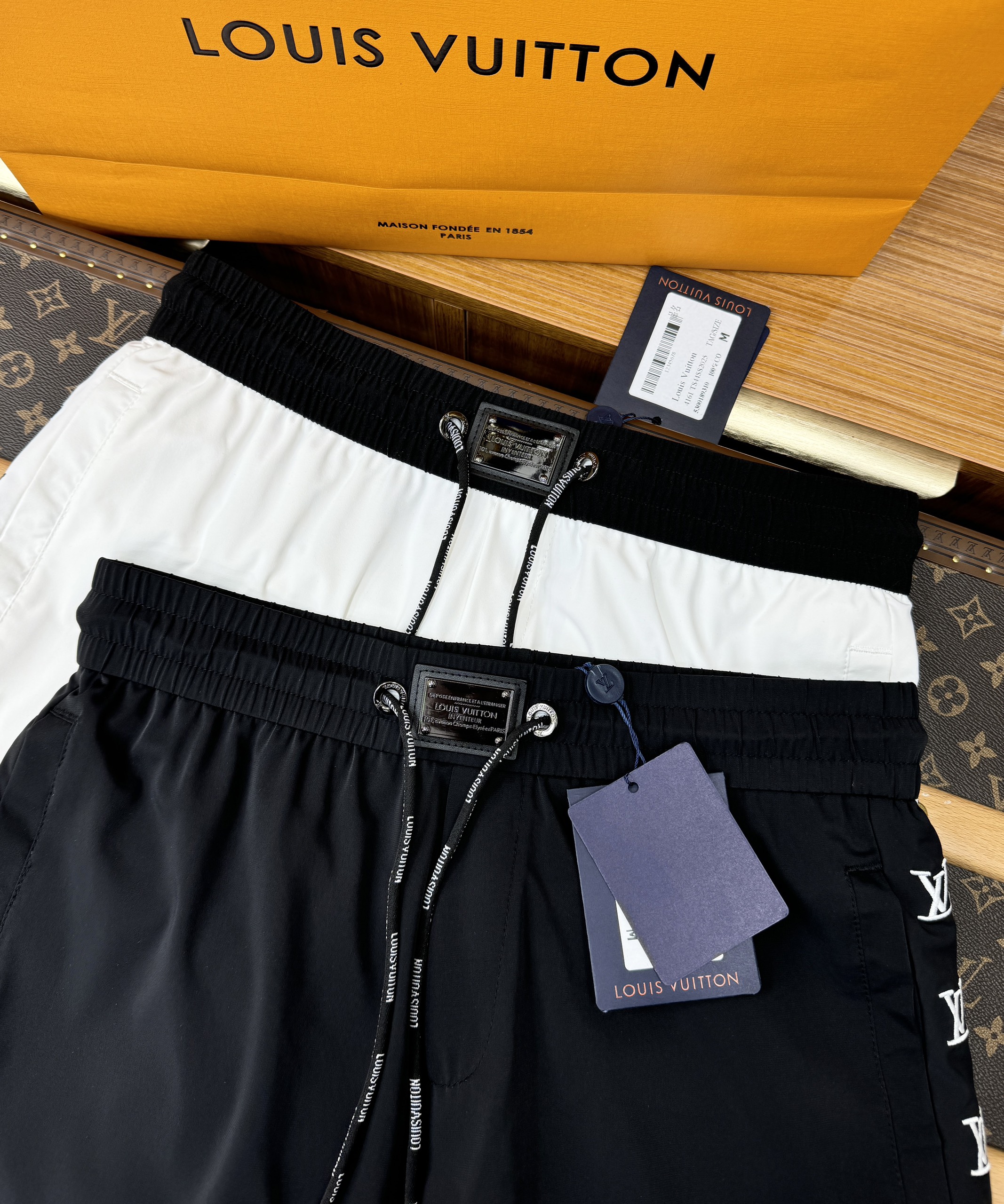 Quần short gió Louis Vuitton LV logo LV viền sườn Like Auth 1-1 on web CD MK