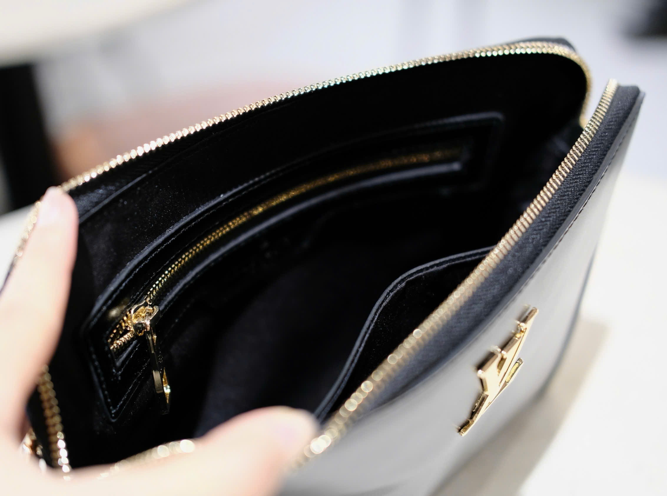 Túi Clutch cầm tay Louis Vuitton Đen trơn bóng logo Vàng size 27x17cm Like Auth Fullbox phụ kiện DDT